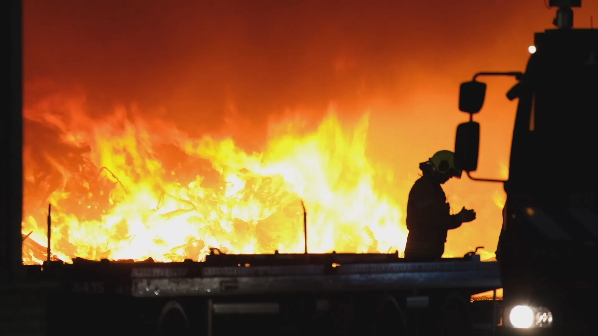 Urenlange stank door brand in afvalberg Vlaardingen