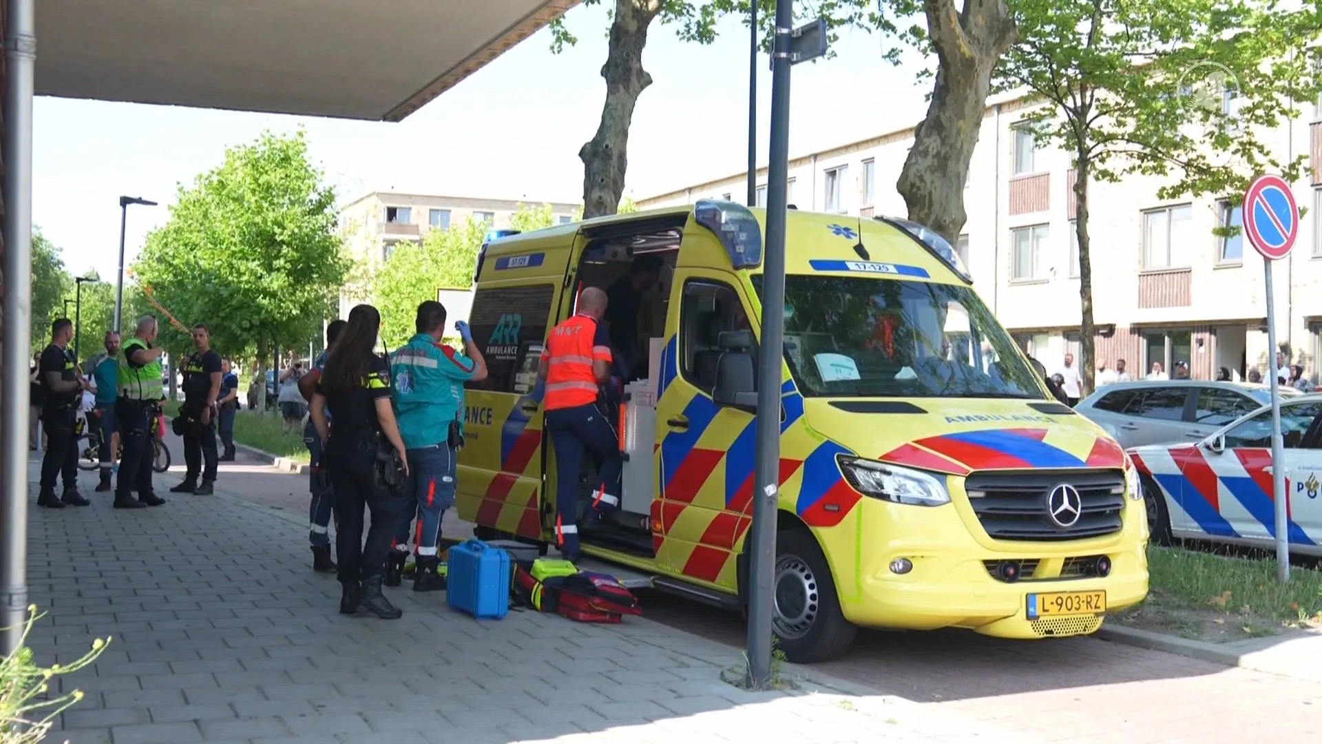 Kind (1) valt uit raam op derde verdieping in Schiedam
