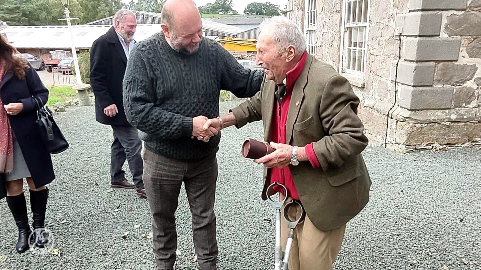 Horloge verdwijnt in koe, duikt weer op in weiland en is nu terug bij eigenaar