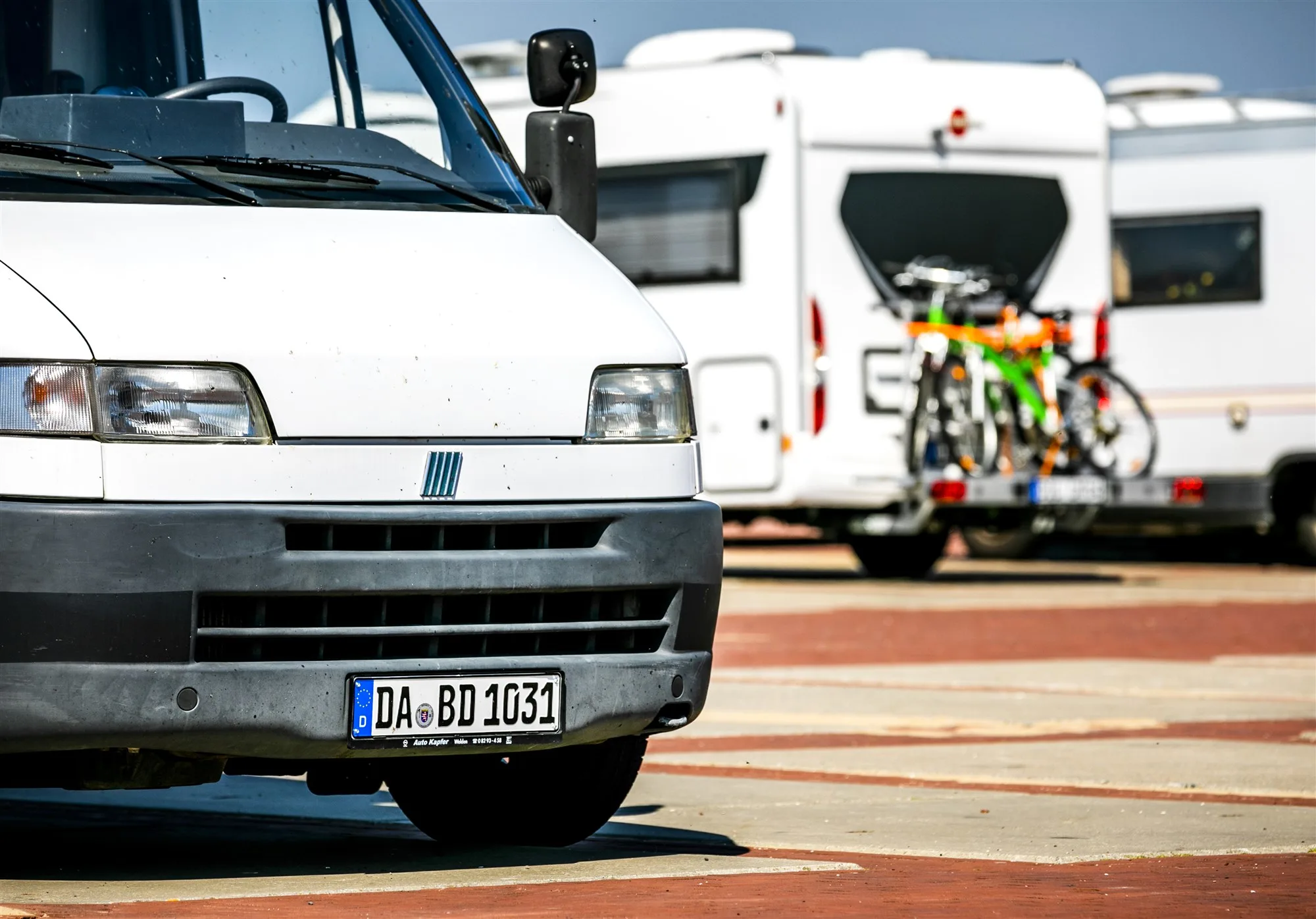 Eerlijke vinder brengt tas vol cash naar politie, redt vakantie Duitse toeristen