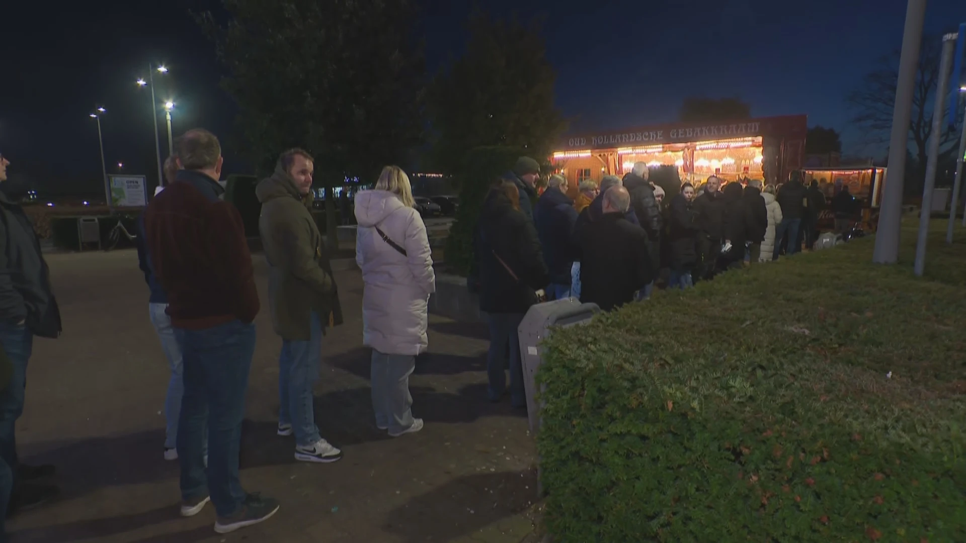 Al vroeg uit de veren voor olie- en krentenbollen: 'Later wordt de rij nog veel langer'