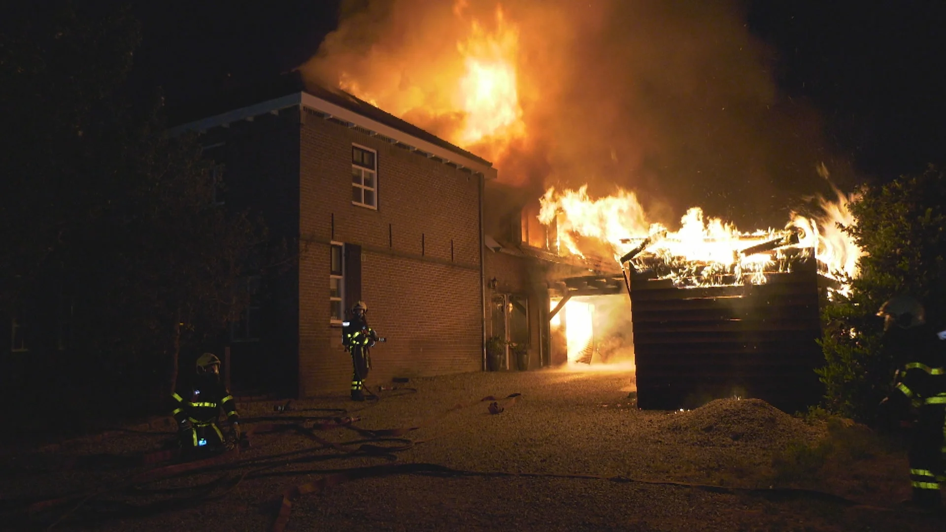 Grote brand op boerderij in Genderen, veel rookoverlast
