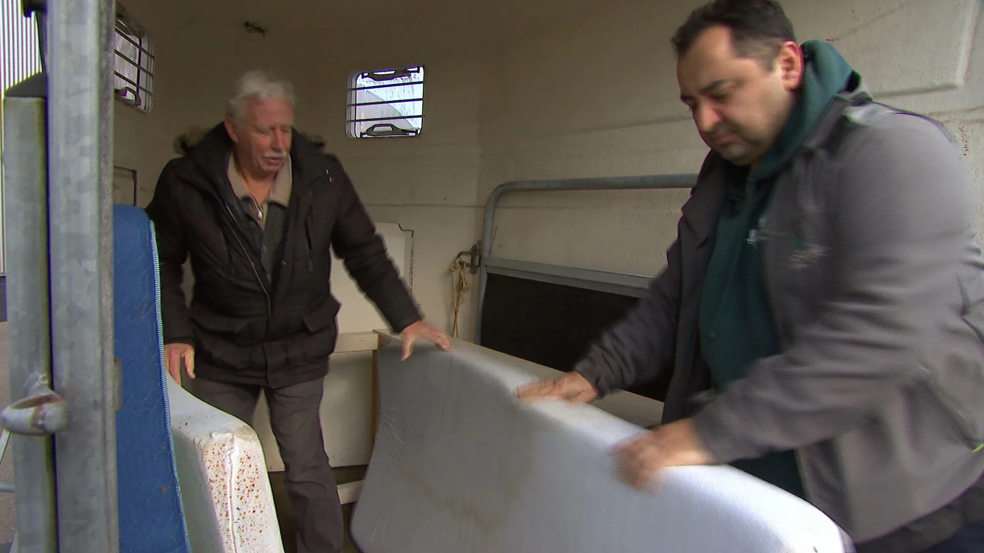 Bob zamelt hulpgoederen in voor Oekraïne, waar zijn vrouw en kinderen zich schuilhouden in de kelder