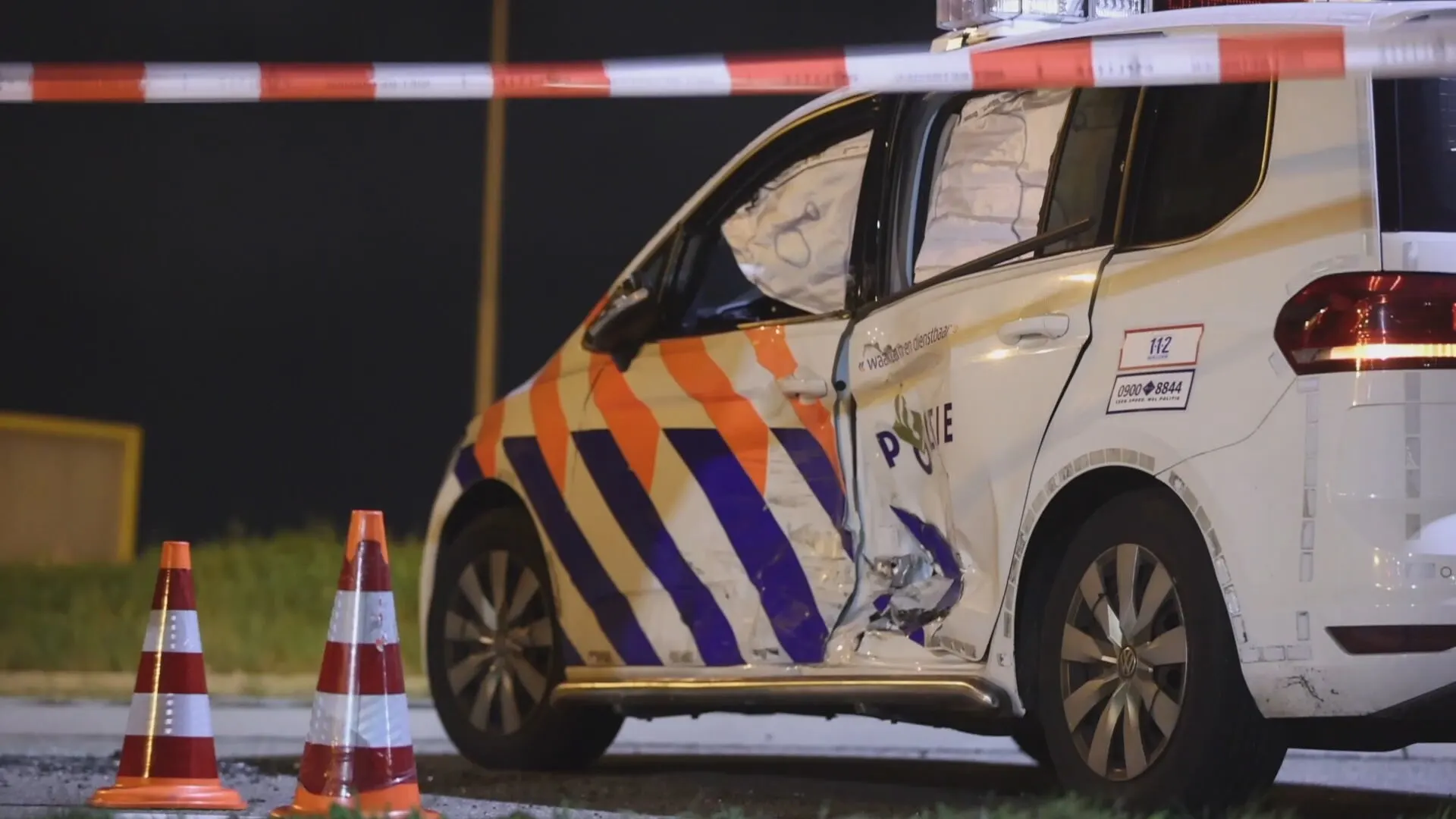 Man ramt tot drie keer toe politiewagens met bestelbus en slaat op de vlucht