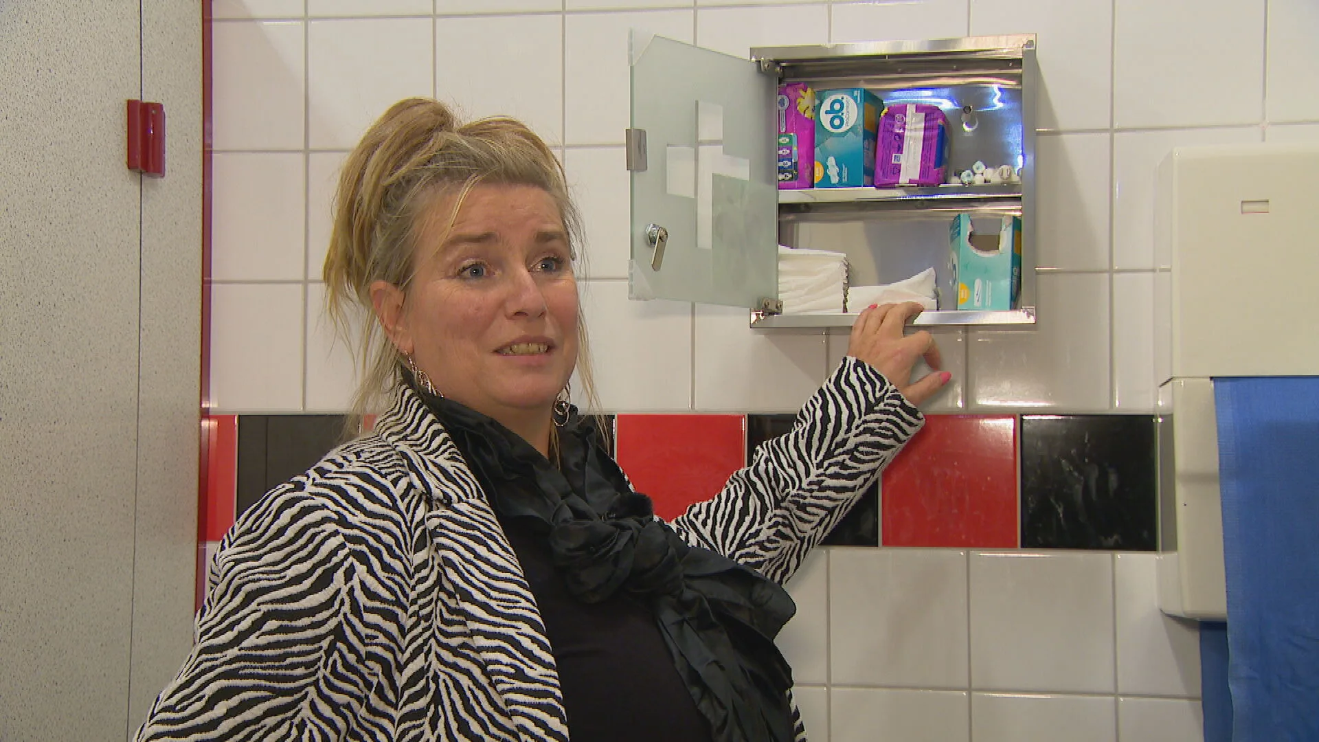 Karin hangt 'menstruatiekastjes' op in Zwolle: 'Ze moeten in heel Nederland komen'