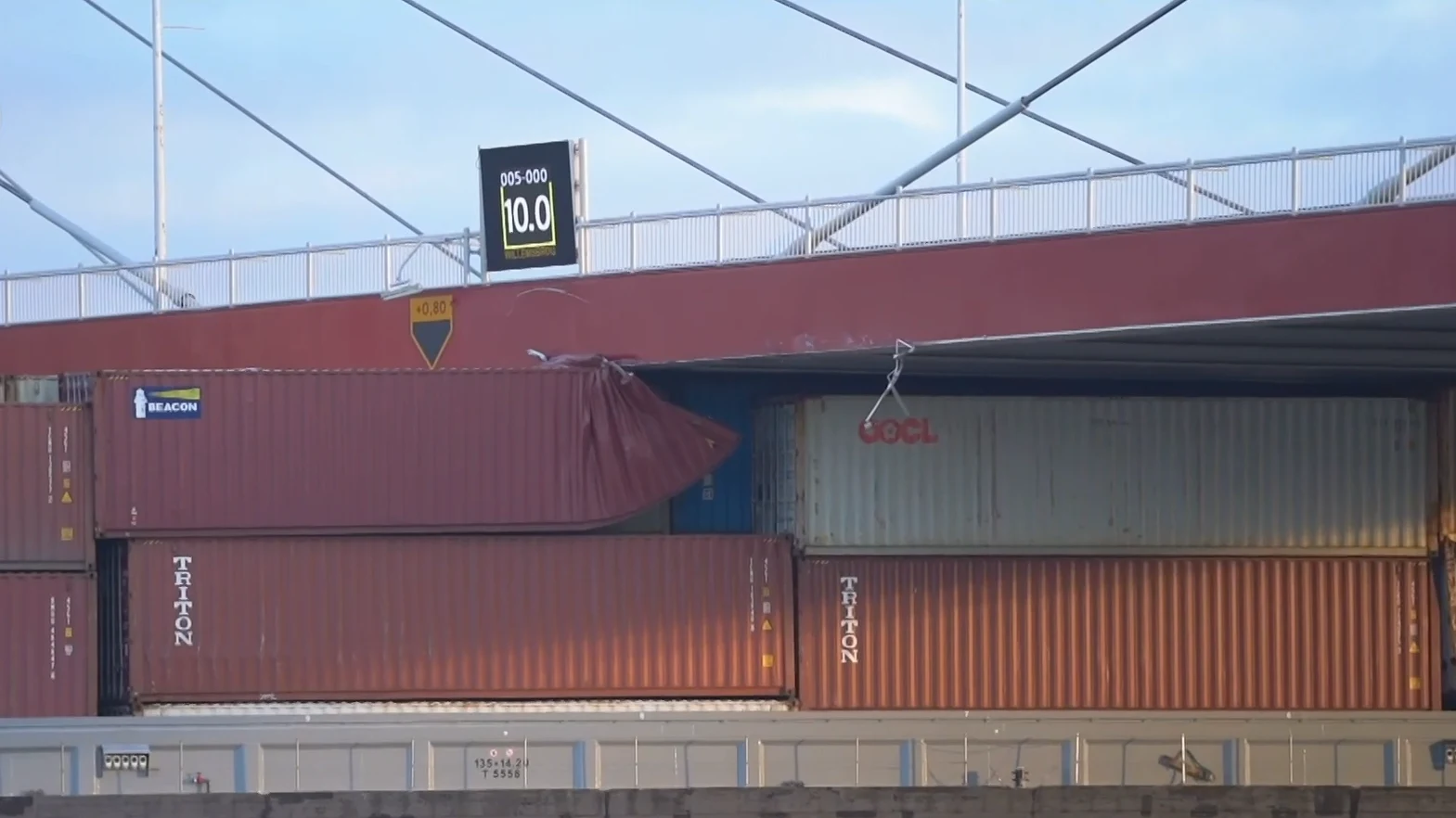 Schip dat vastzat onder Rotterdamse brug weer los