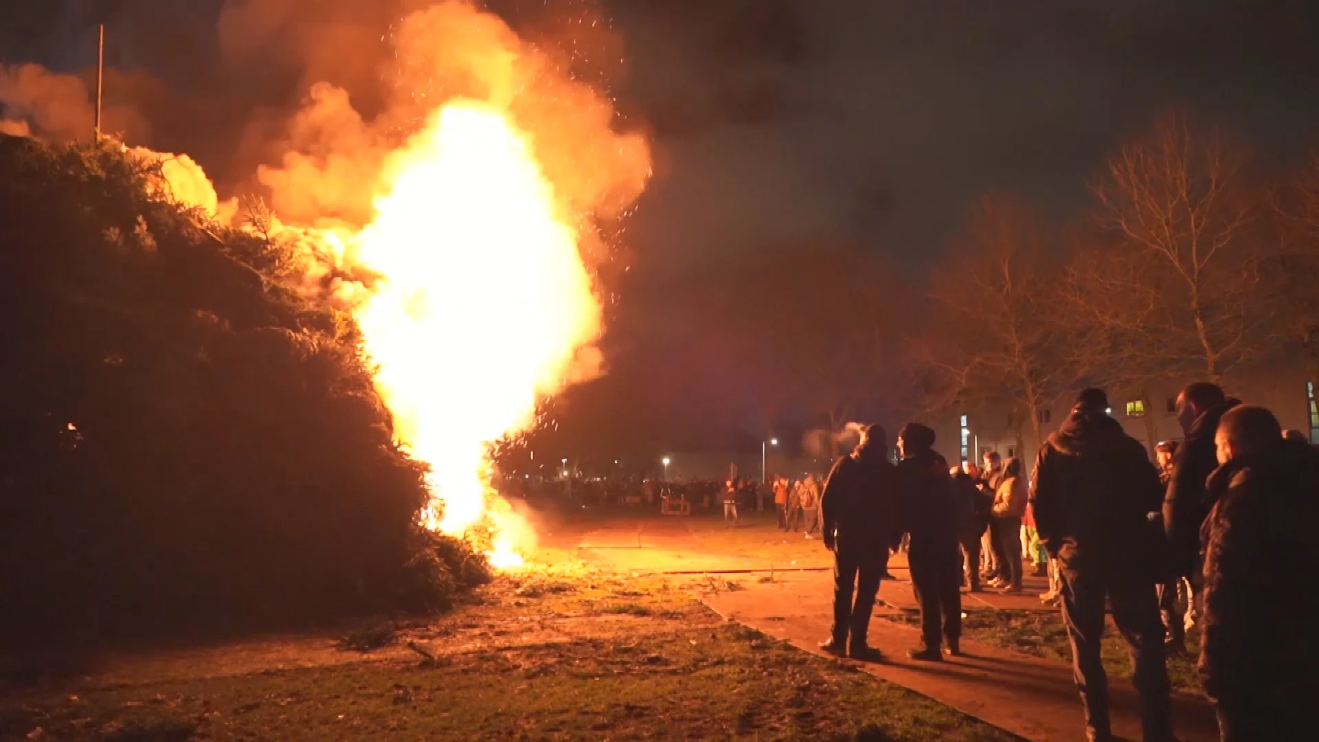 Vreugdevuur in Amsterdam-Noord twee uur eerder aangestoken dan gepland