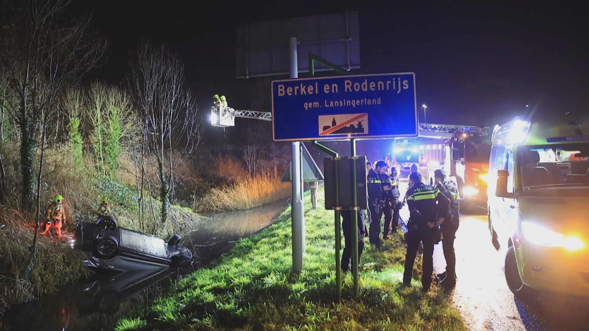 Auto slaat over de kop in Rotterdam: inzittende spoorloos na crash