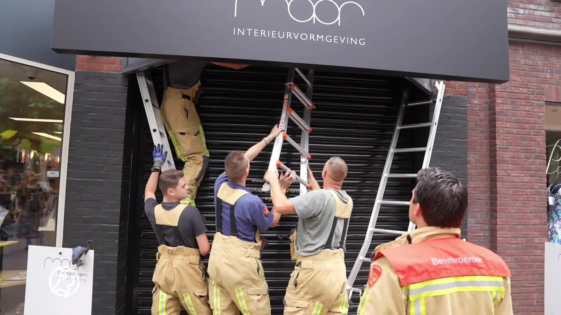 Winkeleigenaar urenlang opgesloten door kapot rolluik, brandweer uur bezig met redding
