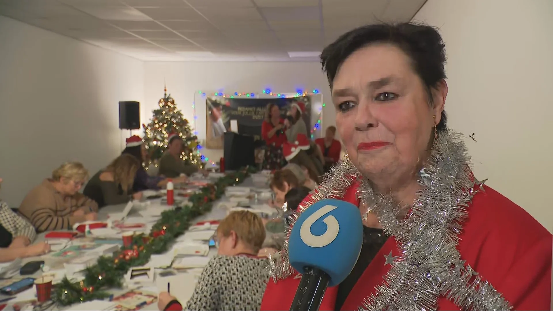 Lief! Yvonne schrijft duizenden kerstkaarten voor eenzame ouderen