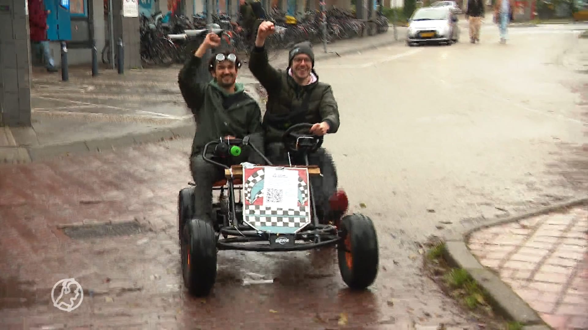 Studenten skelteren van Zeeland naar Duitsland voor sintcadeaus