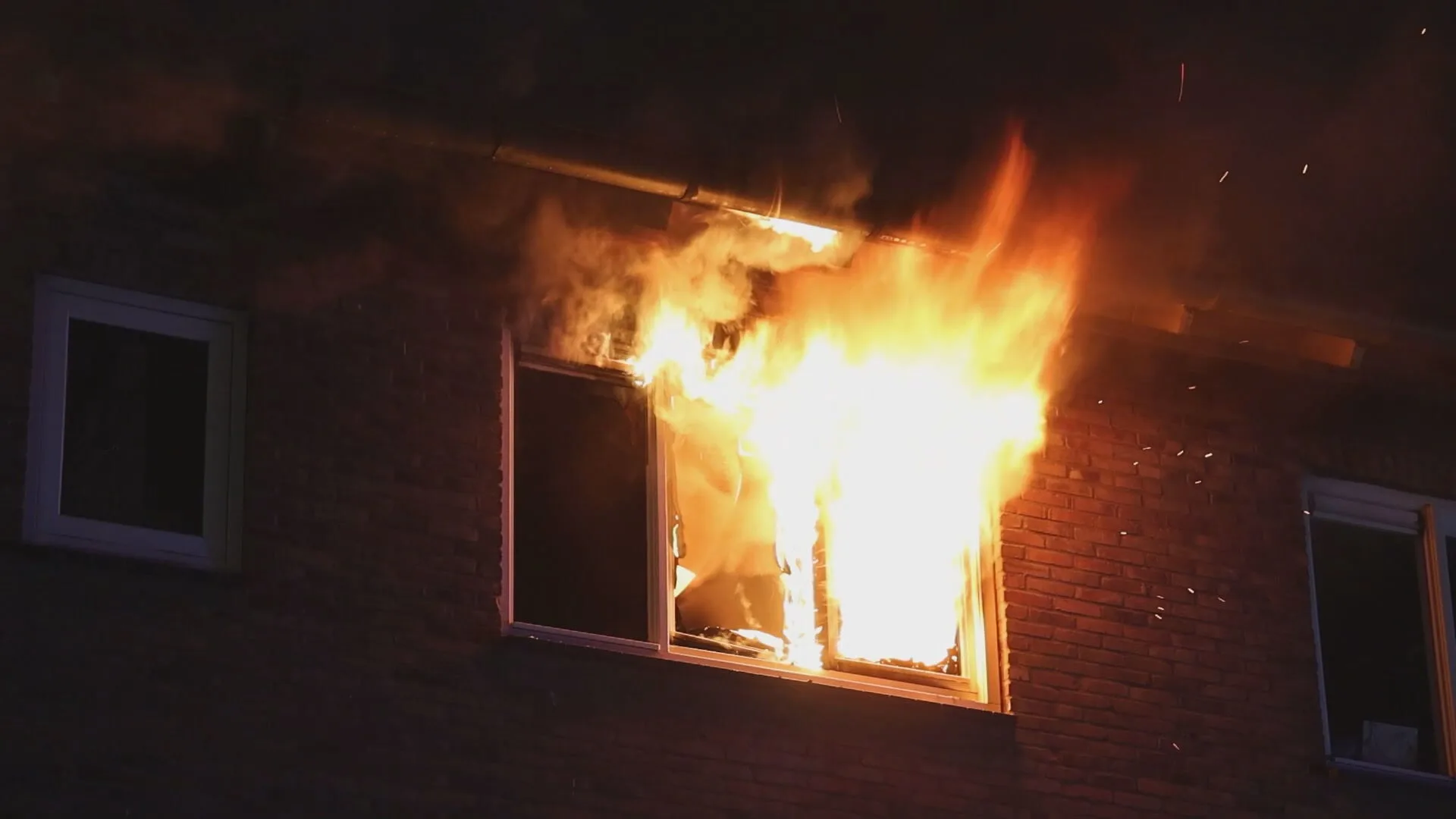 Fikse uitslaande brand in Haarlem: woningen ontruimd, bewoners gewond