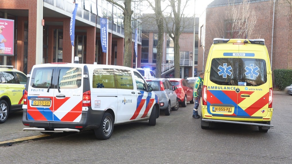 Zwaargewonde jongen gevonden in Haagse school, groot onderzoek gestart