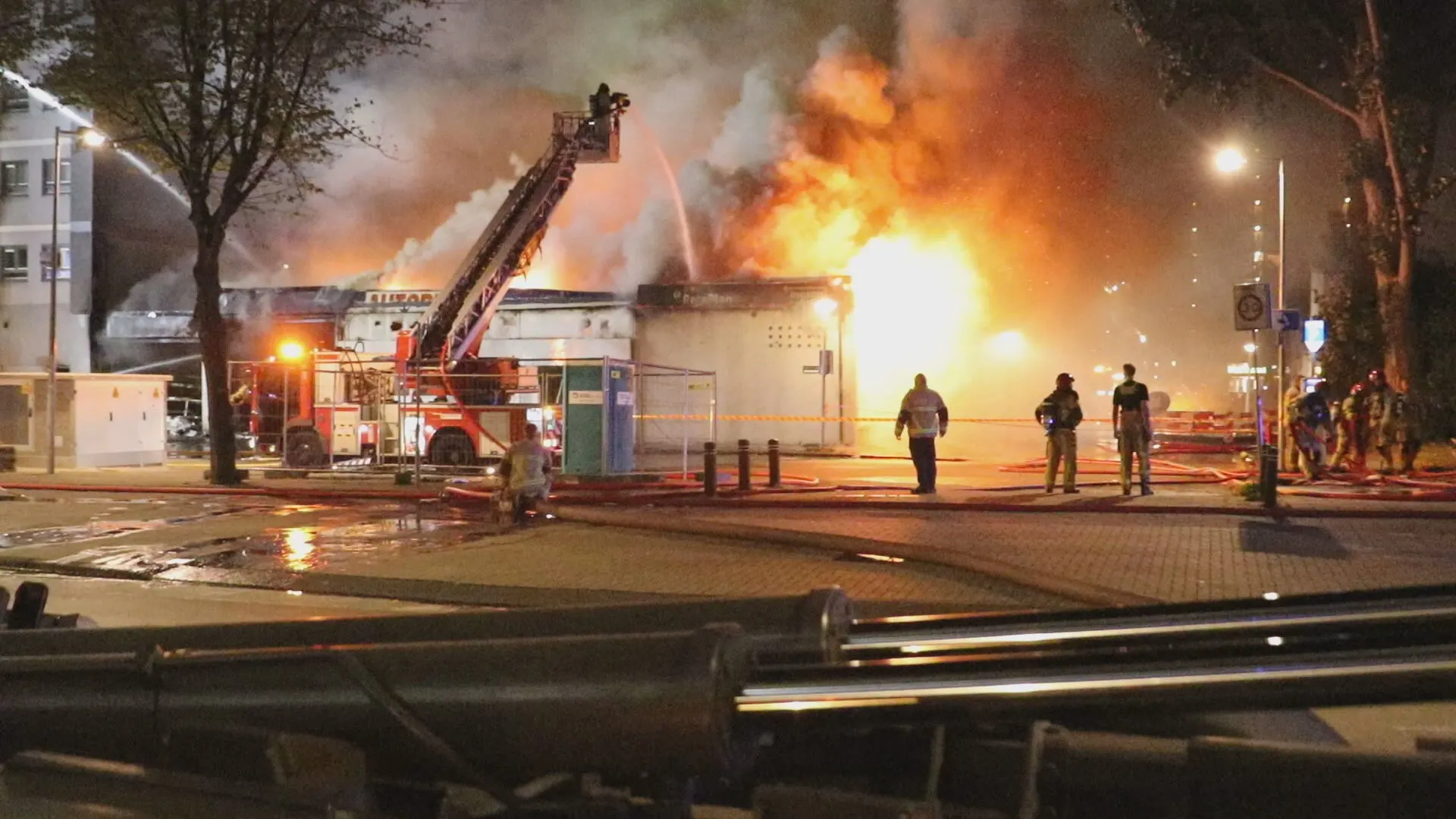 Grote brand verwoest kringloopwinkel in Amsterdam, tientallen flatwoningen ontruimd