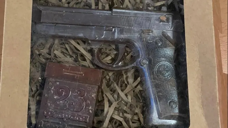 Man vindt vuurwapen voor deur, blijkt opmerkelijke sinterklaasactie