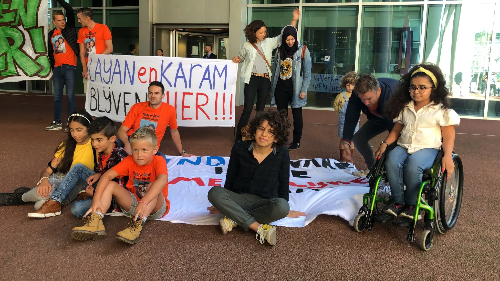 Protest bij IND tegen schrijnende uitzetting van Nunë en Davit en andere lotgenoten