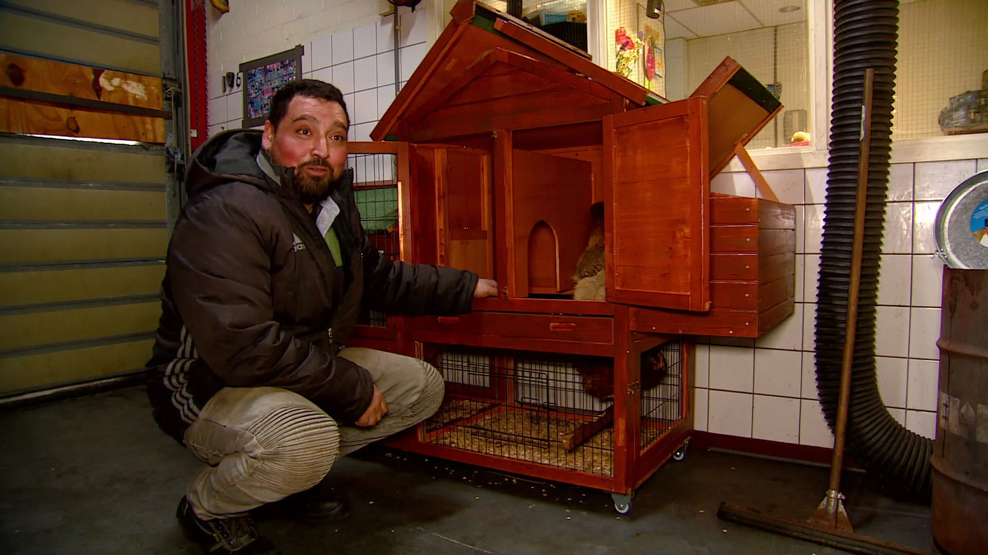 Rotterdamse Hamza weer blij met 'gekoekelekoe' in zijn garage