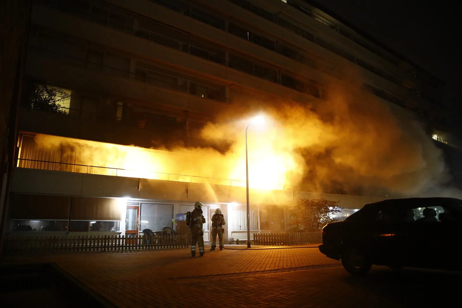 Tientallen bewoners uit zorgflat Zwolle geëvacueerd vanwege grote brand