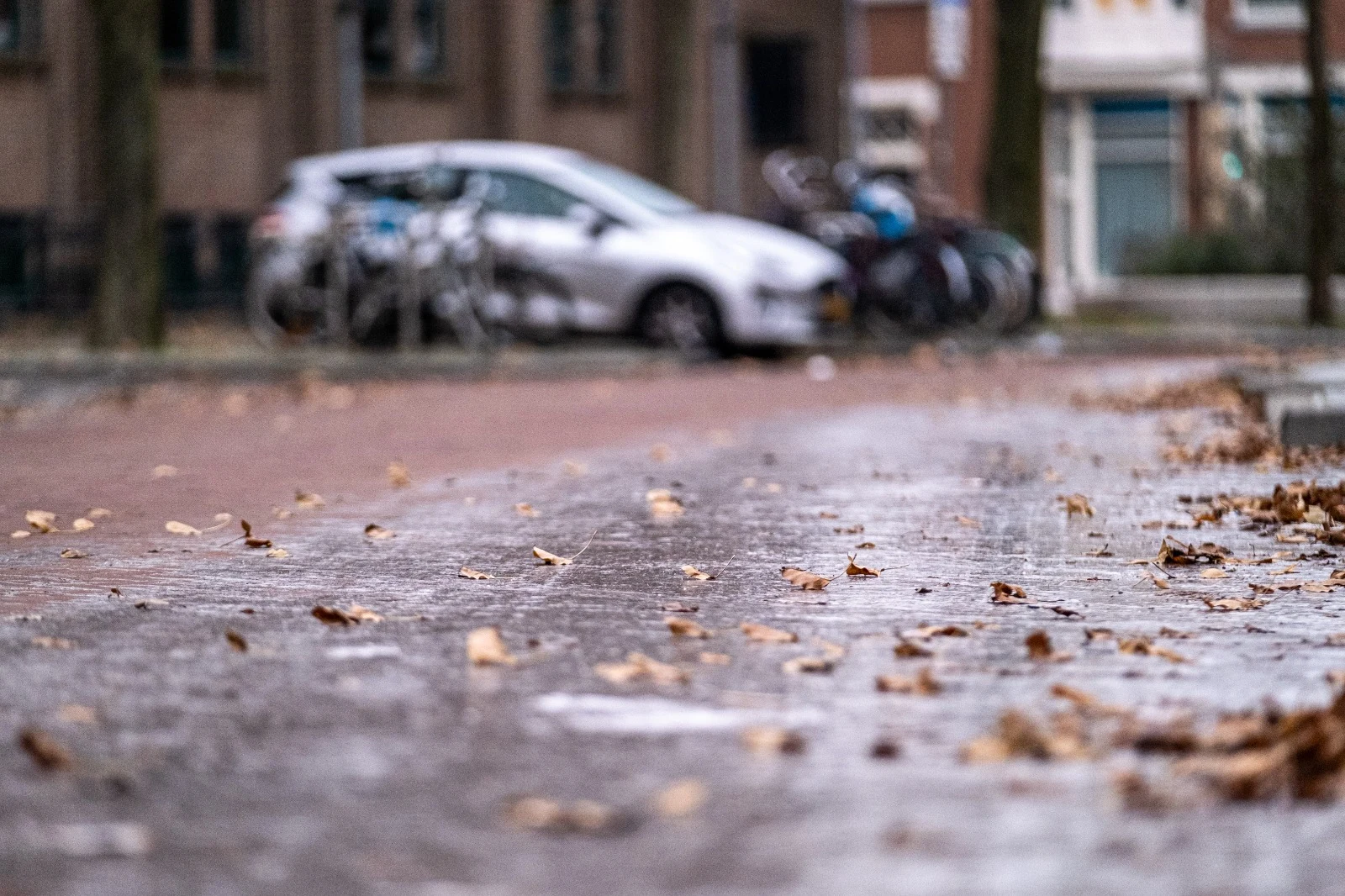 IJzel in het noorden houdt aan, KNMI waarschuwt voor 'verraderlijke gladheid'
