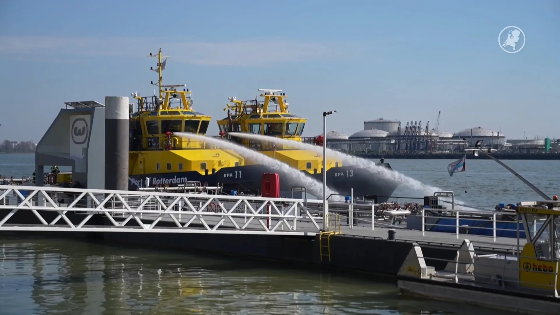 Schip lekt olie in water bij Maasboulevard