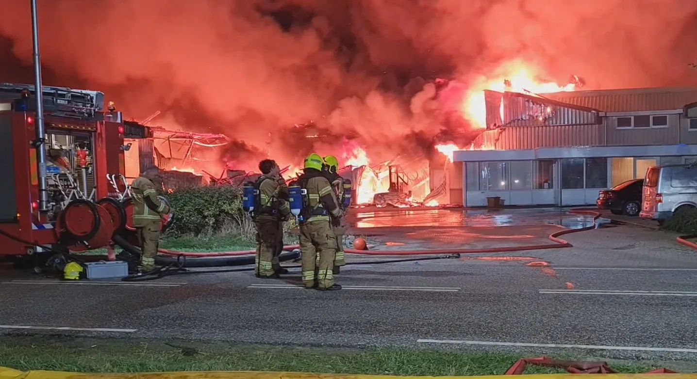 Zeer grote brand bij bloembollenbedrijf Den Helder
