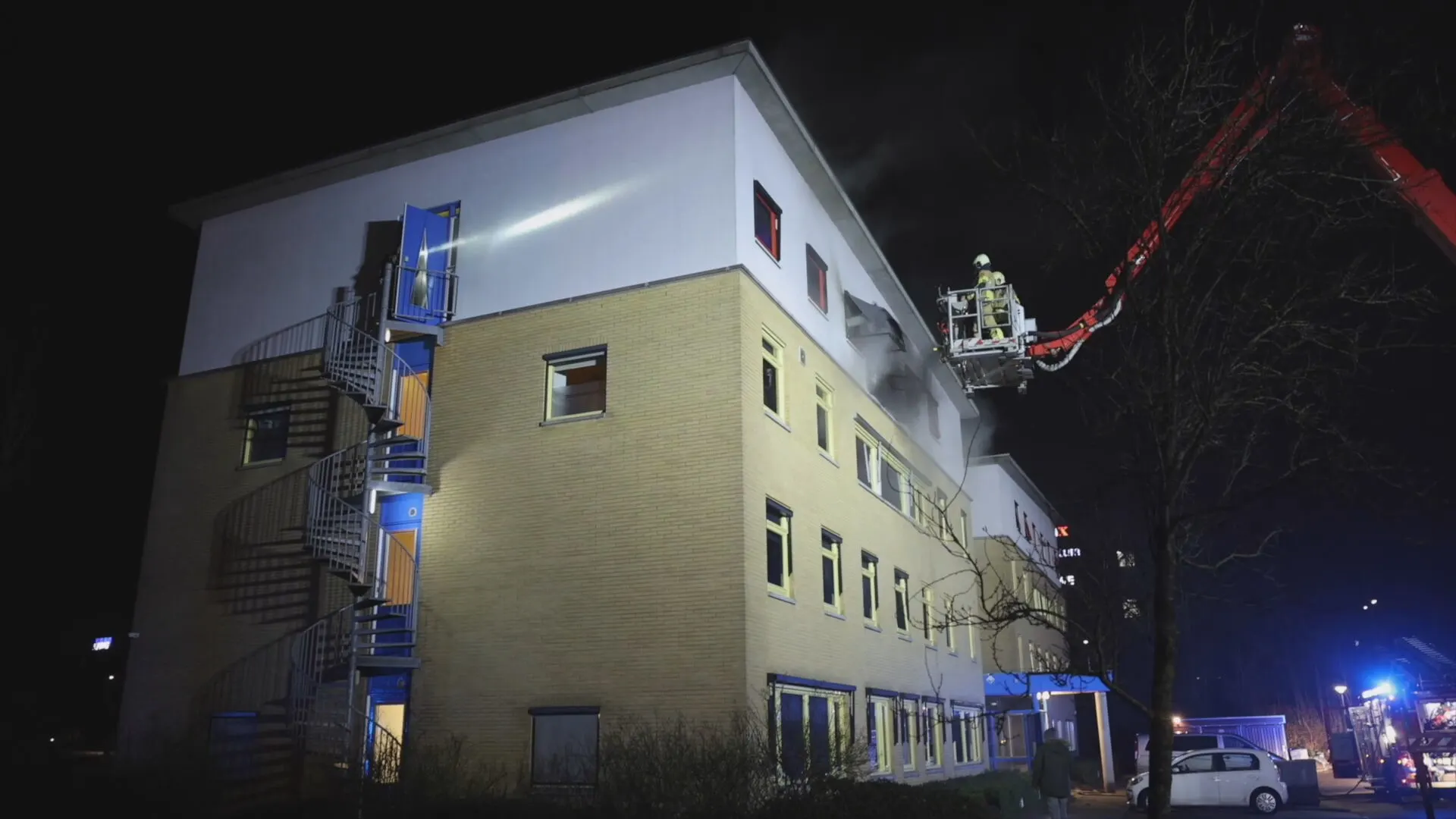 Bewoner springt van derde etage naar beneden bij brand in Zwolle
