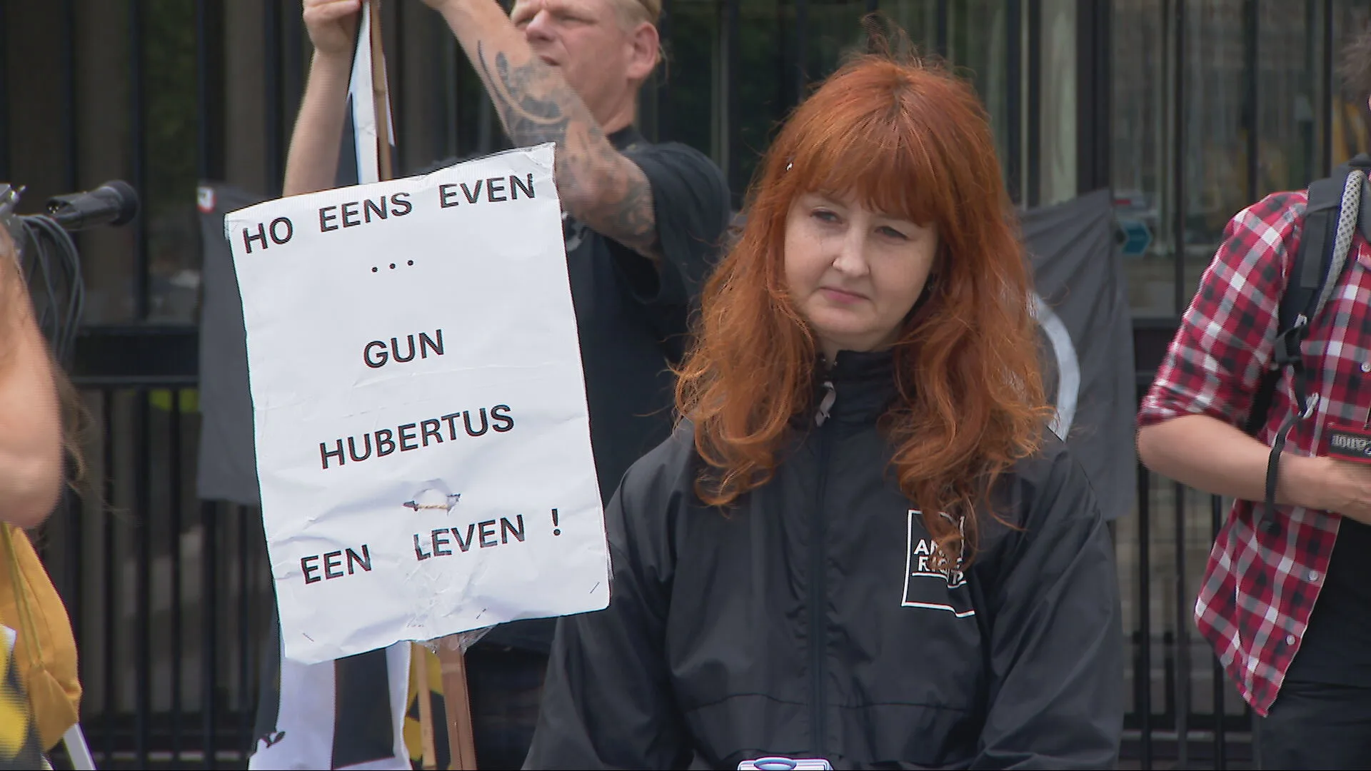 Protest tegen afschieten probleemwolf bij provinciehuis Arnhem