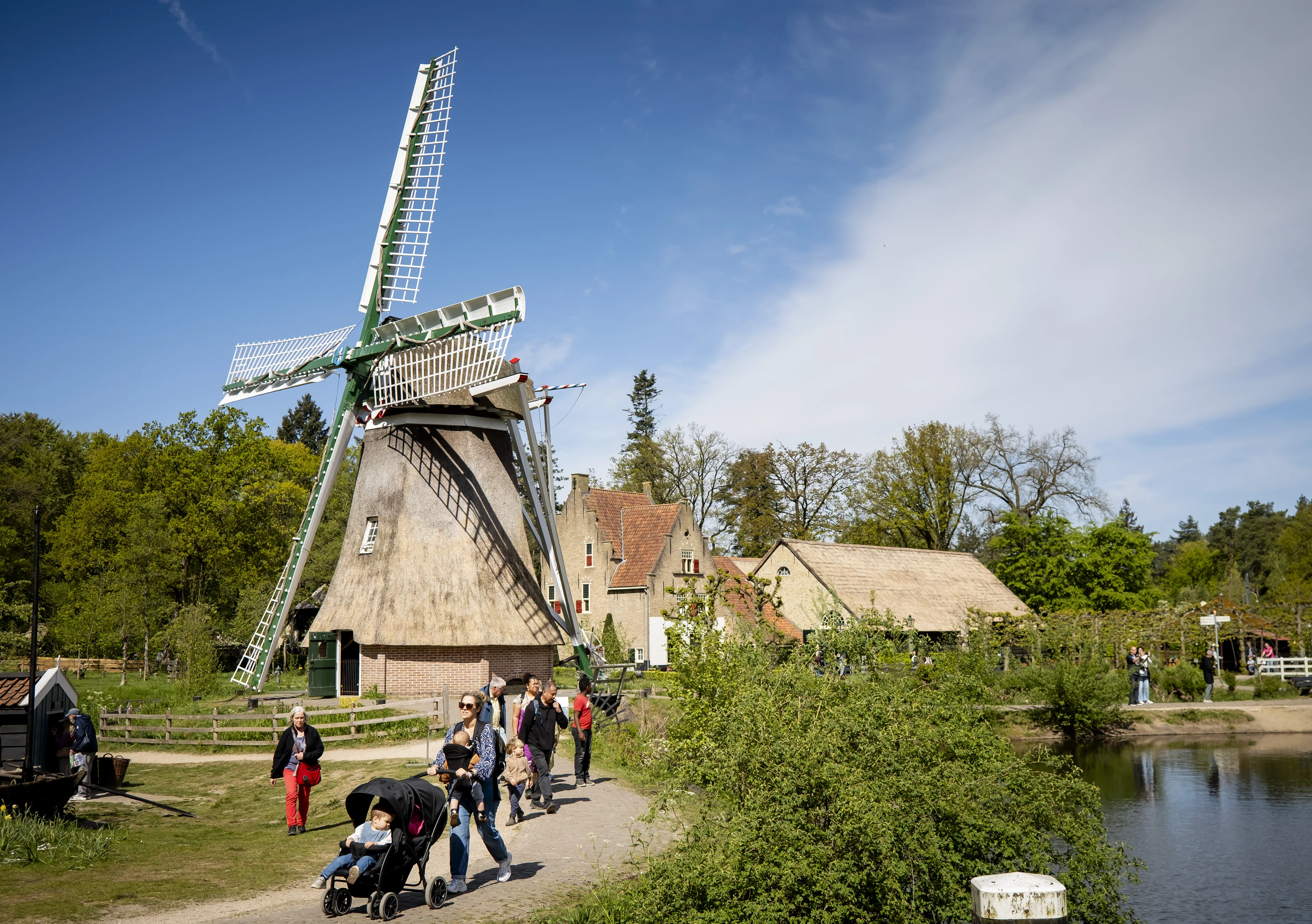 Na zonnige zondag slaat het weer om: stuk frisser en nat