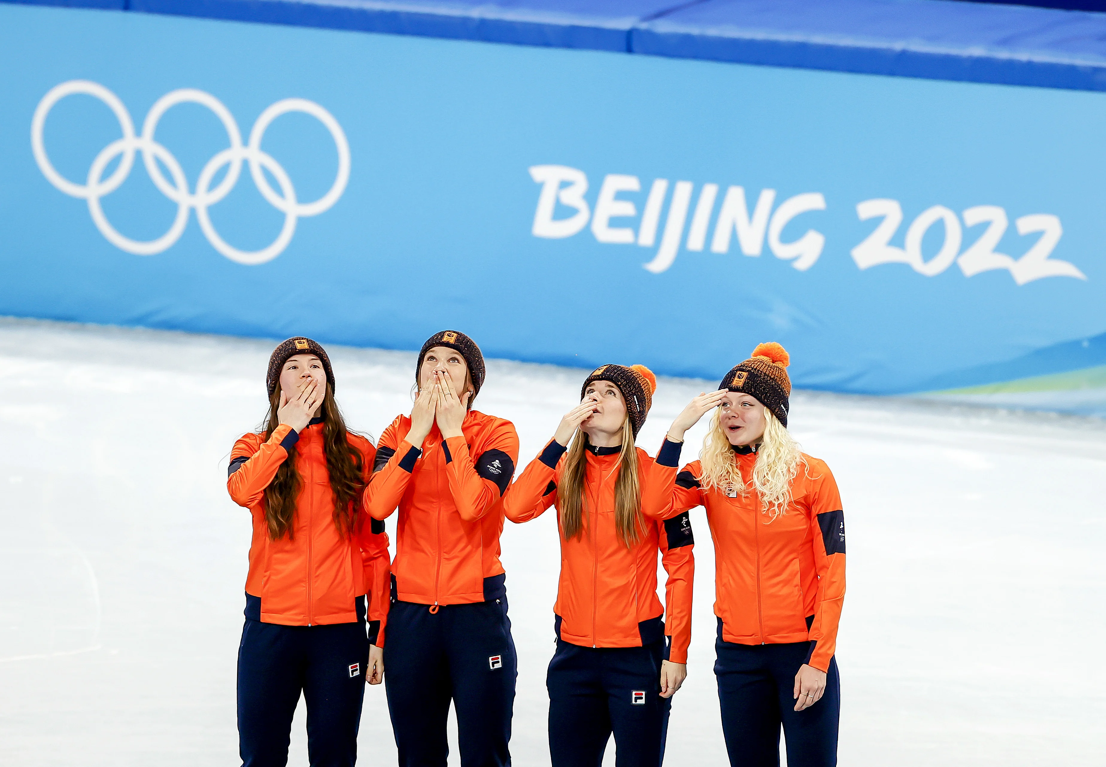 Shorttracksters brengen emotionele groet aan overleden Lara van Ruijven na winnen olympisch goud