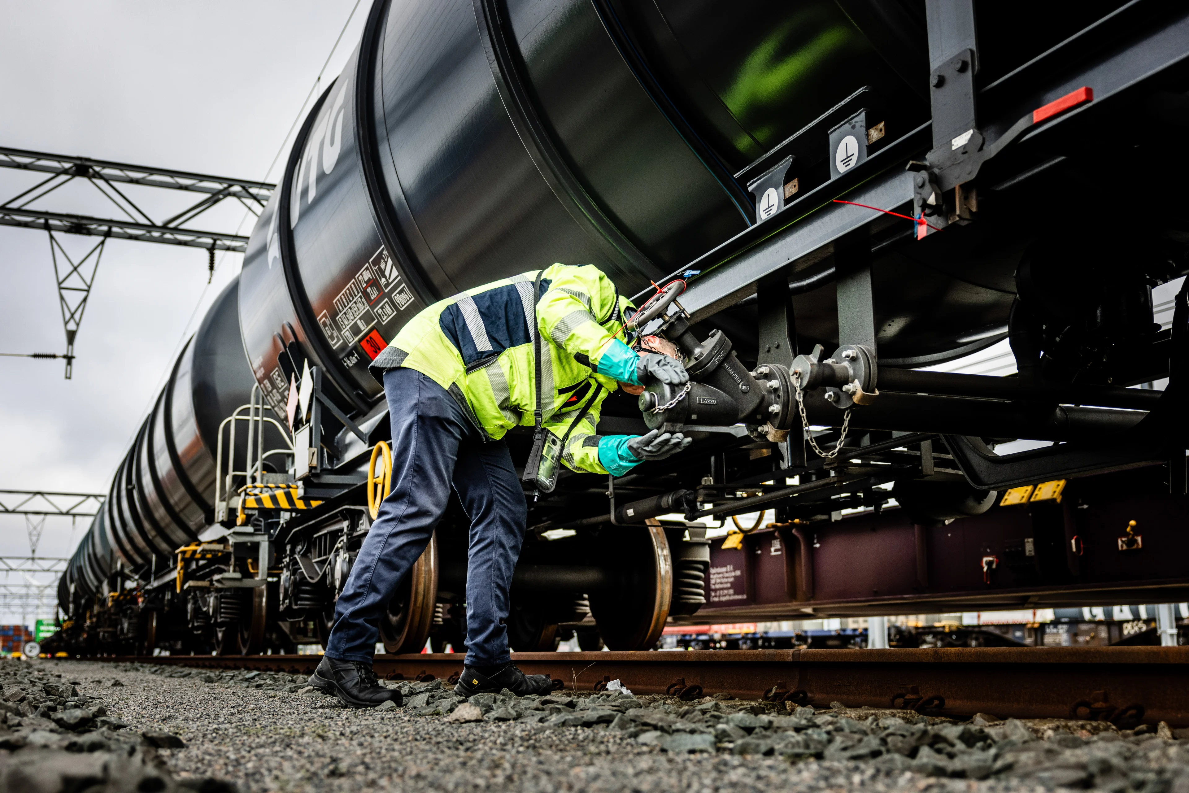 ProRail vindt verdacht pakket met vloeistoffen bij spoor Barendrecht