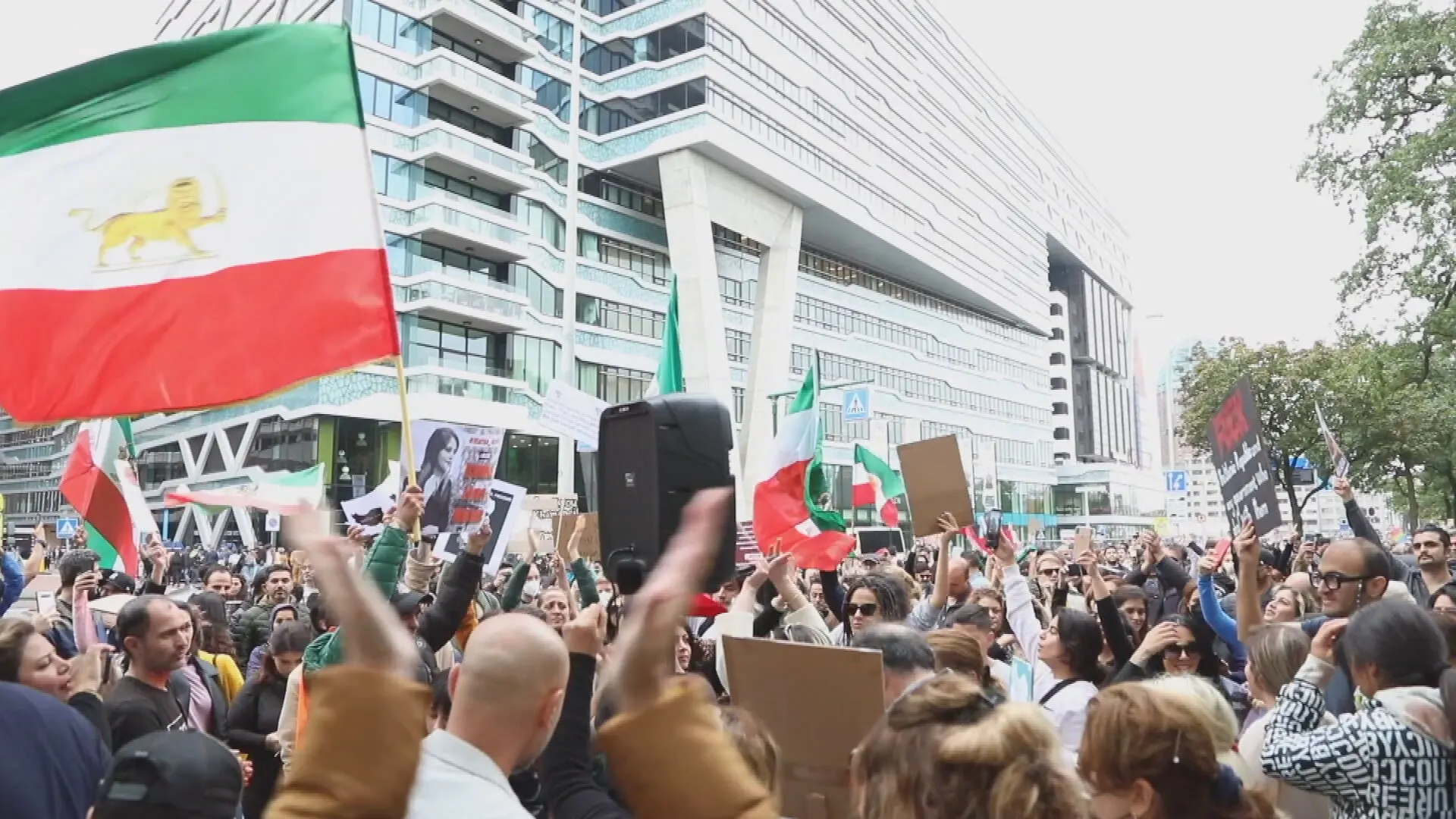 Honderden deelnemers bij Haagse demonstratie tegen vrouwengeweld in Iran