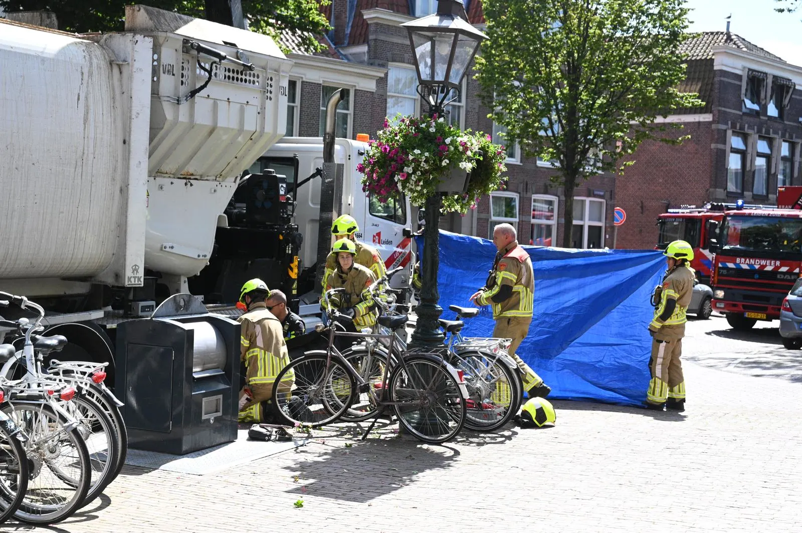 Vrouw komt onder vuilniswagen, raakt ernstig gewond
