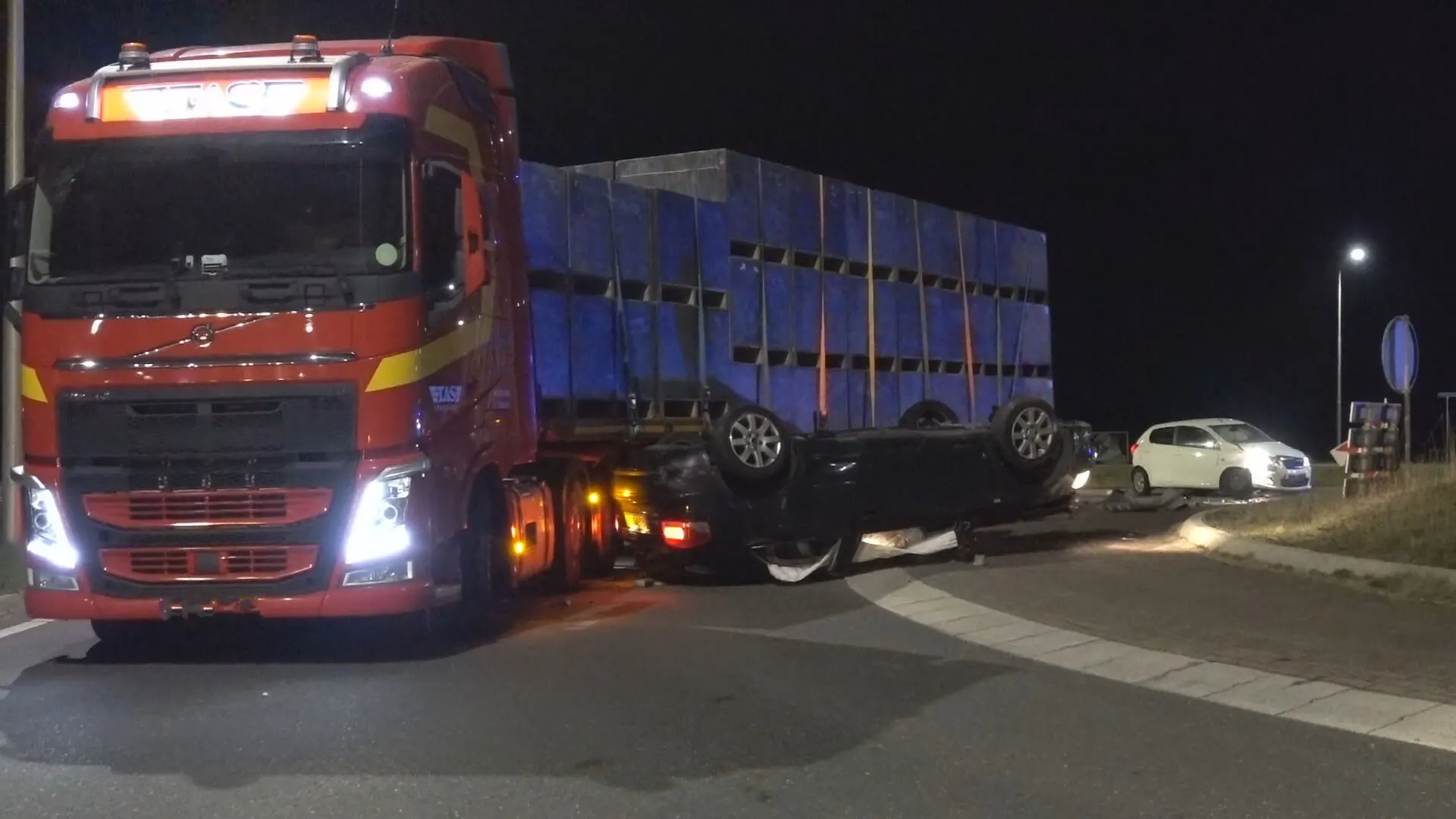 Auto vliegt met flinke vaart over rotonde in Burgervlotbrug
