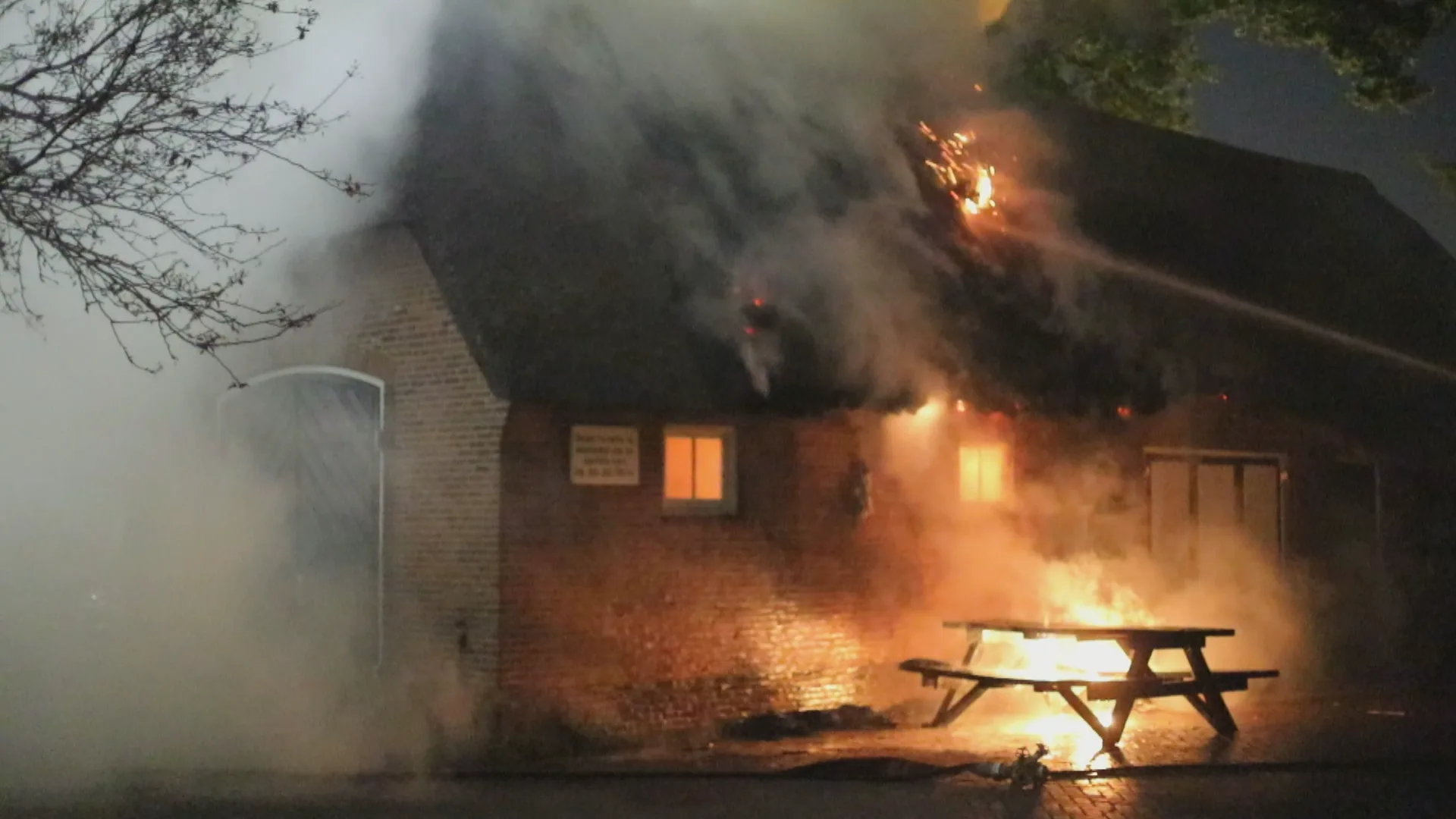 Grote brand in buurthuis Haarlem, politie vermoedt brandstichting