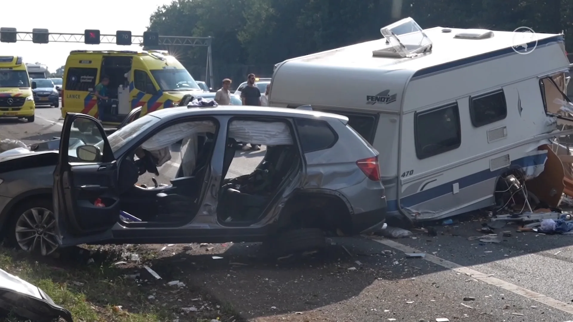 Ravage op A28 bij Staphorst na ongeluk met caravan: twee gewonden