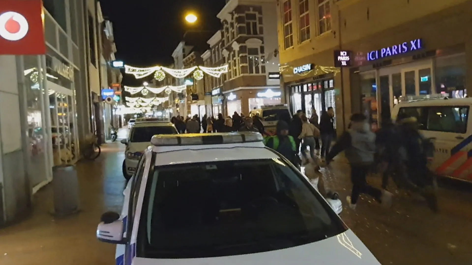 Zestig relschoppers belagen agenten in Groningen