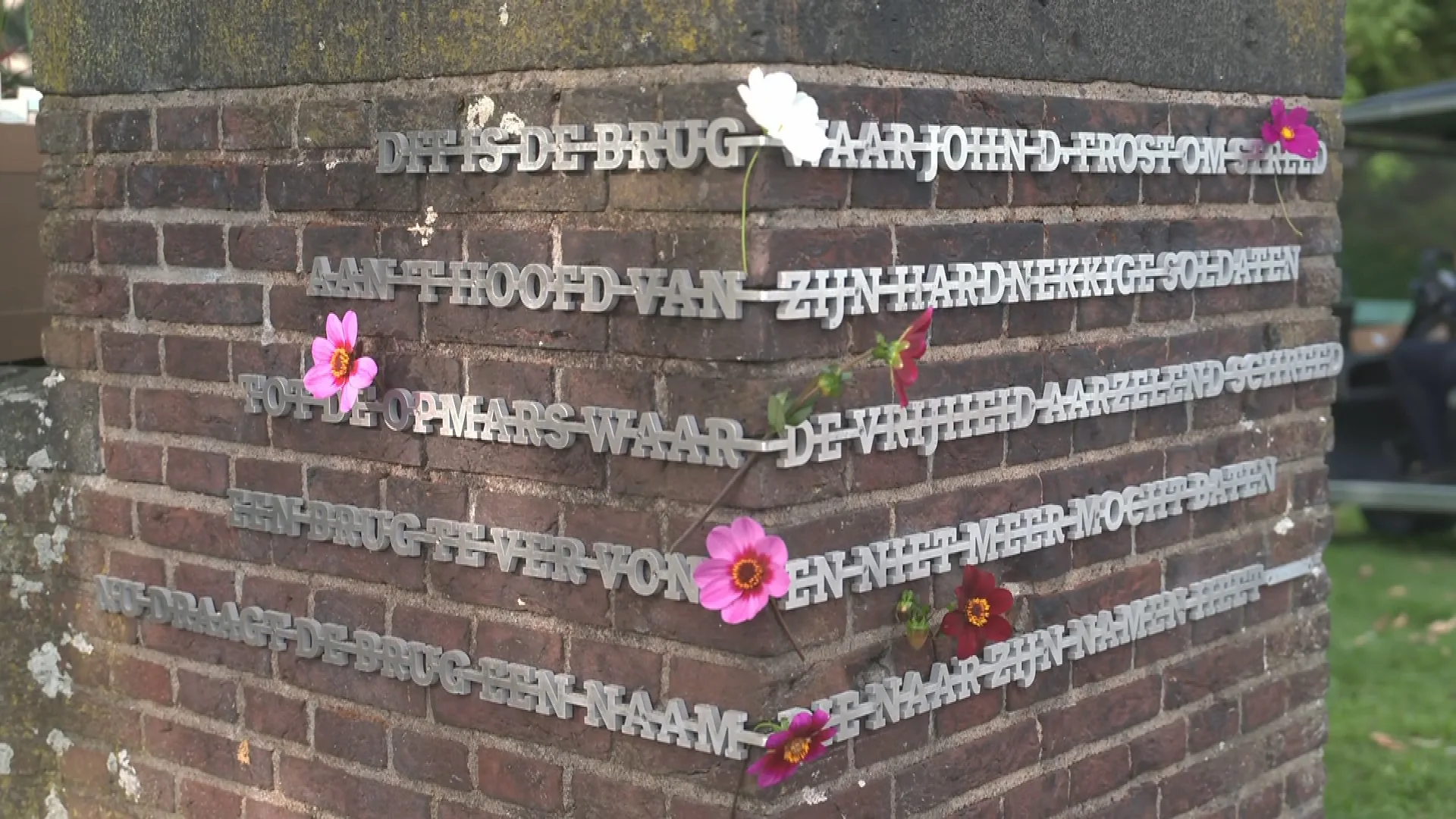 Gestolen plaquette oorlogsmonument John Frostbrug vervangen: nieuw monument onthuld