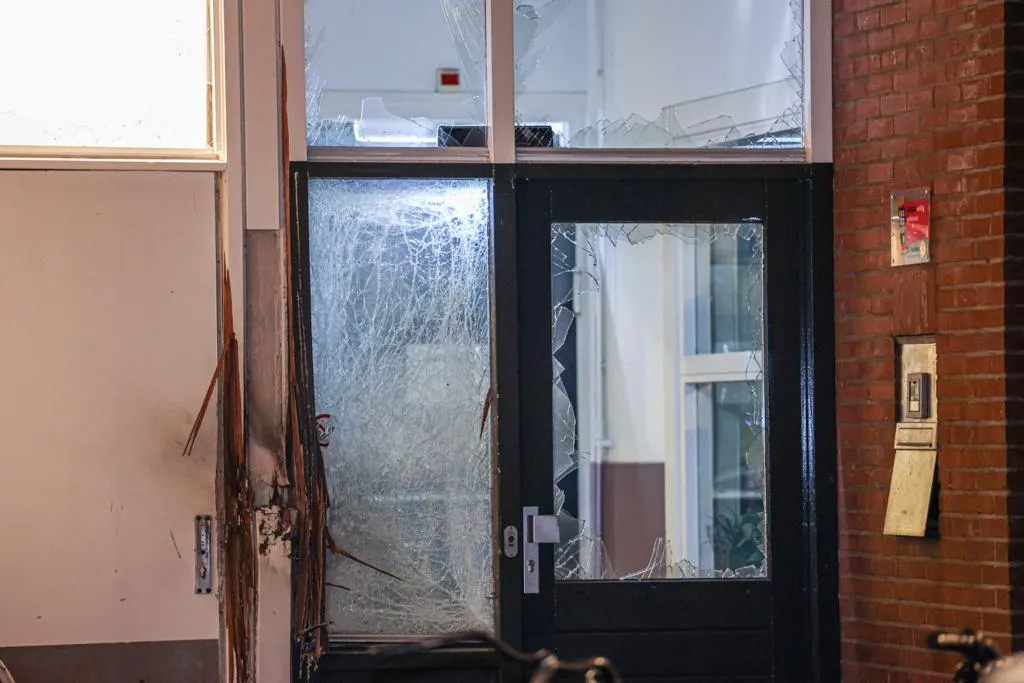 Explosie bij zorginstelling in Amsterdam, ruiten uit deur geblazen