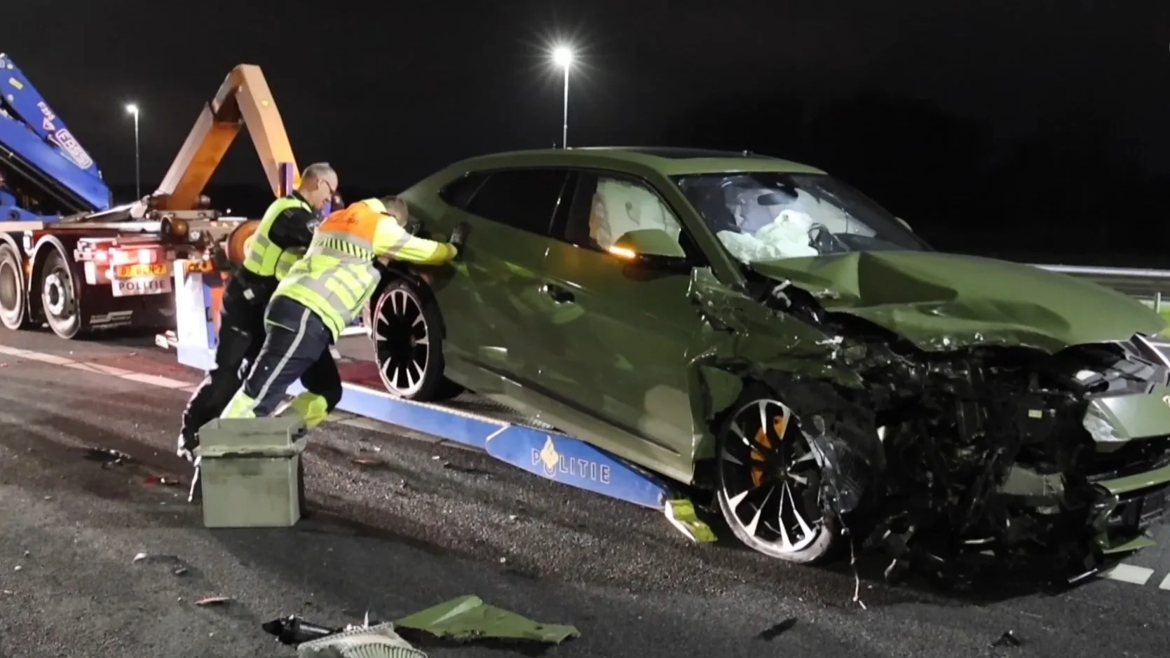 Oud-profvoetballer betrokken bij zwaar ongeluk op A4, Lamborghini total loss