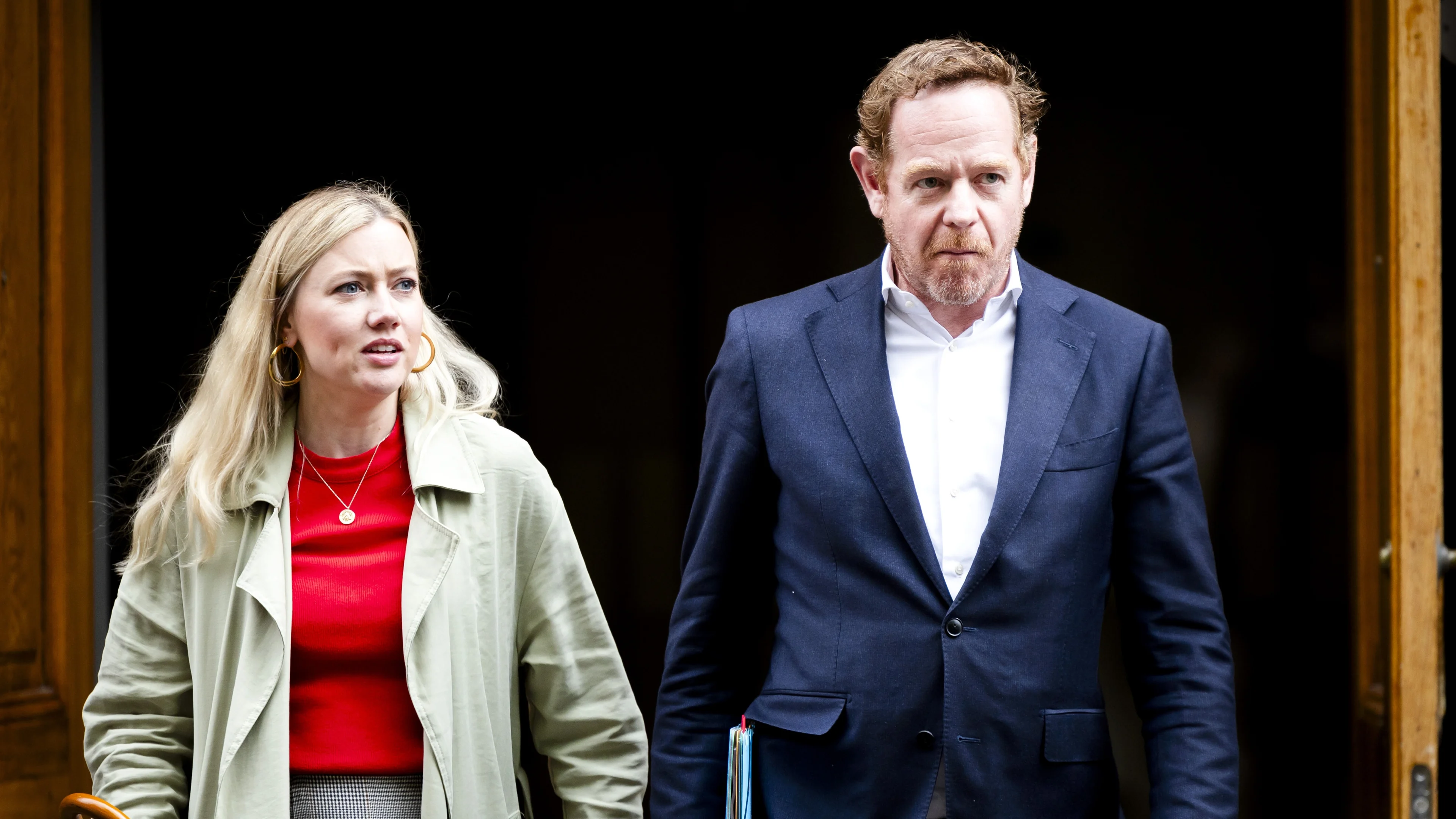 Minister Van Weel 'in belang van Nederland' in Hongarije, tegen wens Kamer in