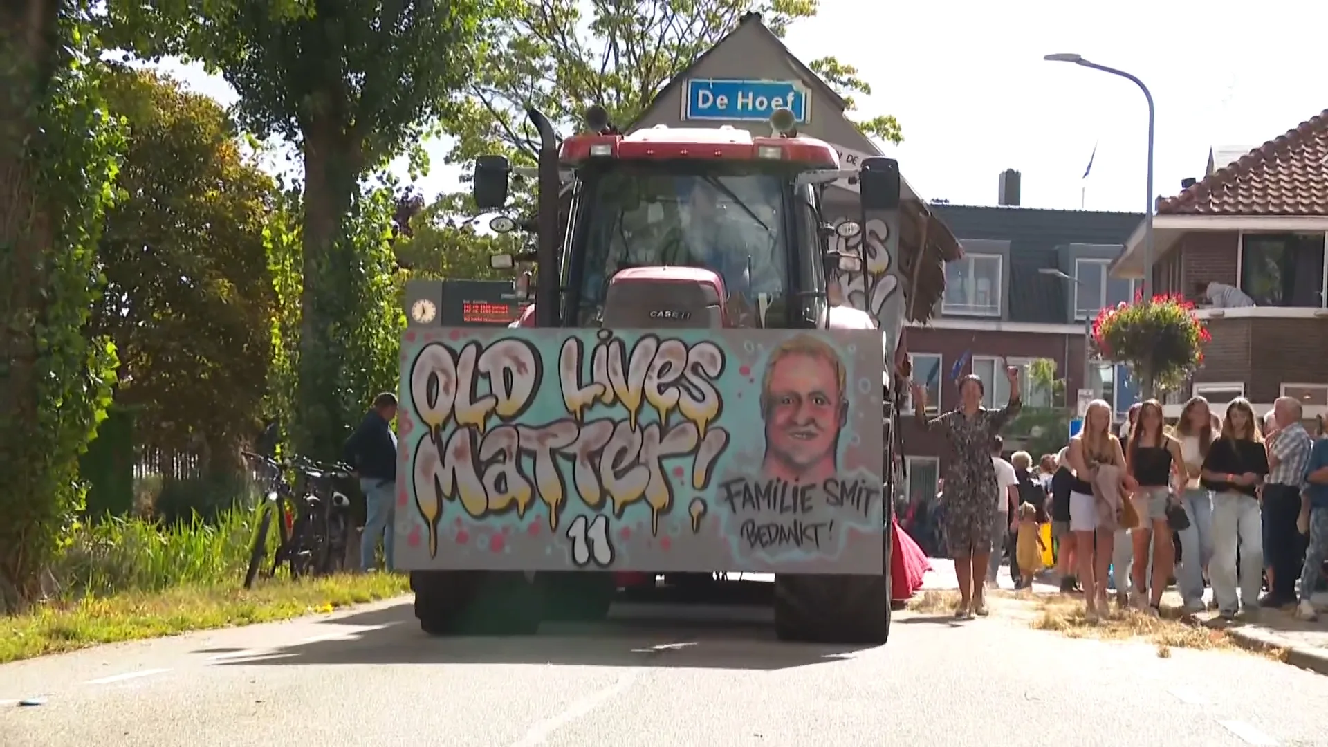 ZIEN: Praalwagens trekken door straten als afsluiter van Kwakelse Kermis