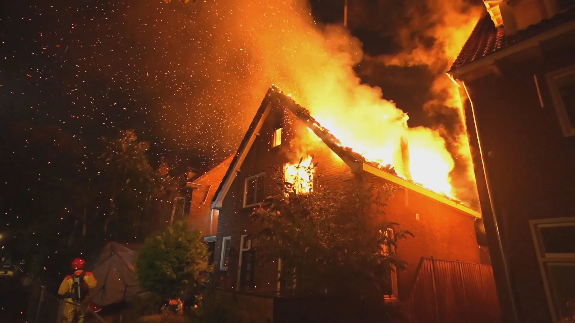 Uitslaande woningbrand Eindhoven legt treinverkeer plat