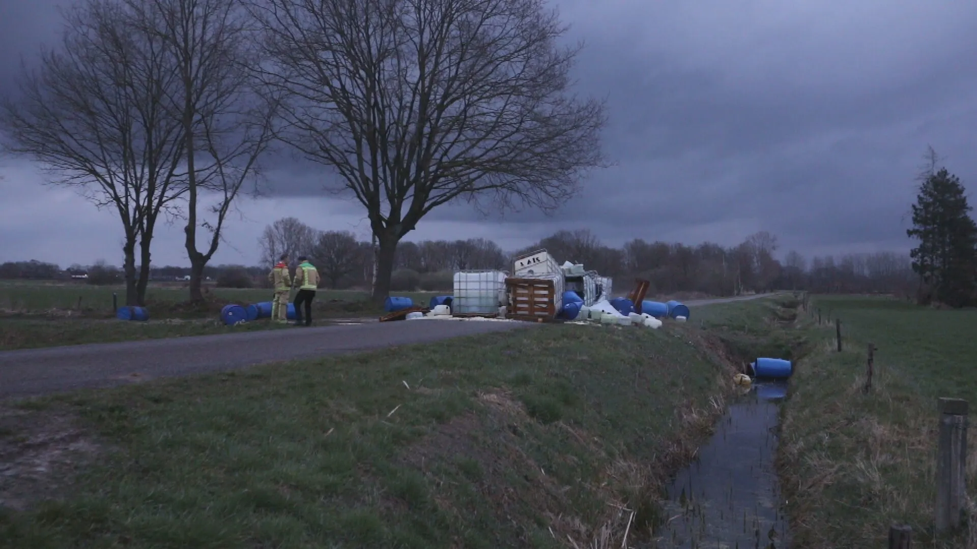 Grote dump van drugsafval in Brabant: containers en vaten op de weg