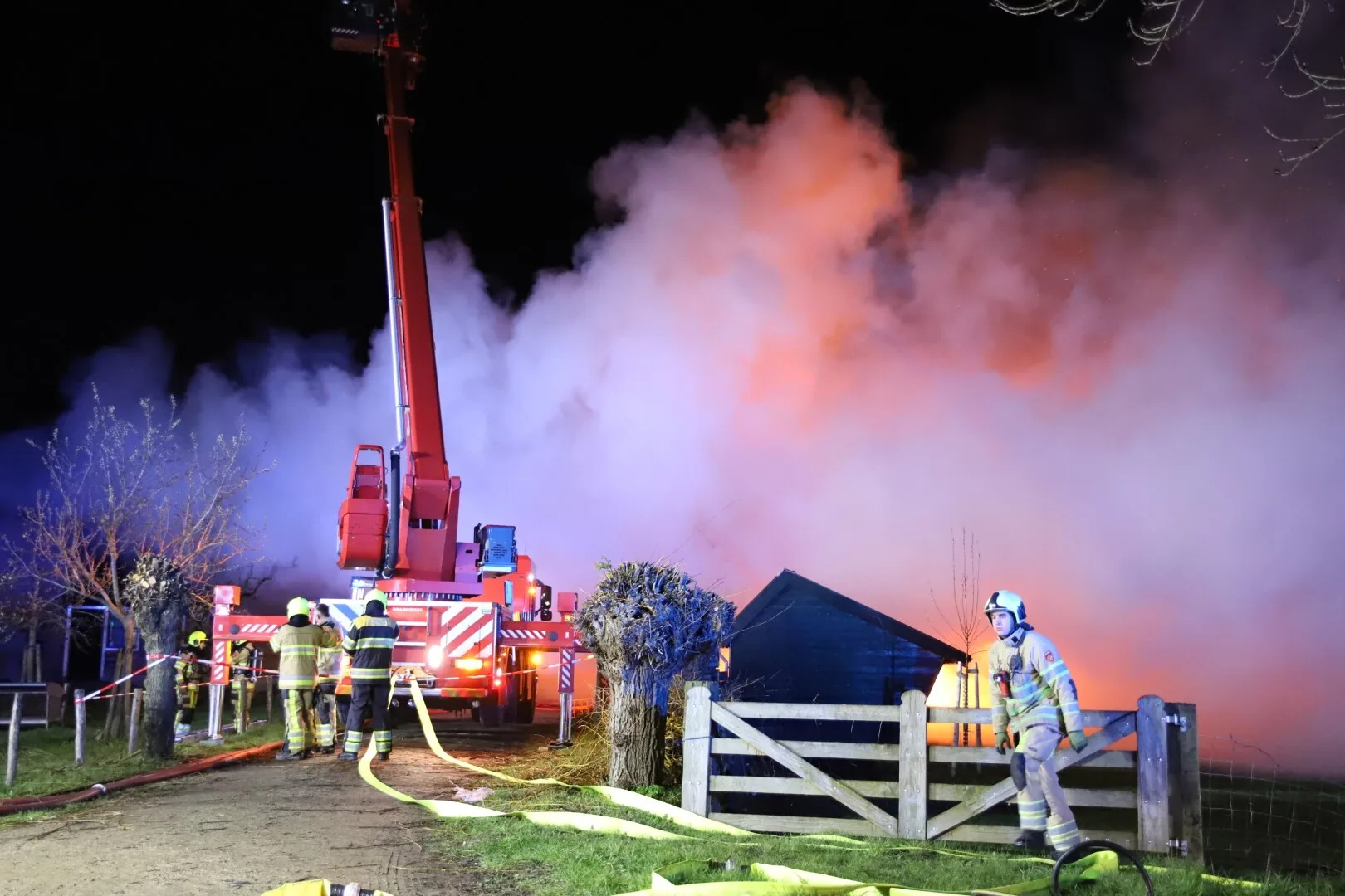 Grote brand verwoest monumentale boerderij uit 1878 in Ommeren