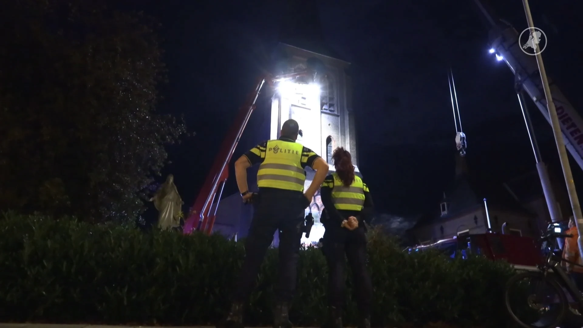 Man valt zes meter naar beneden in kerktoren Kilder