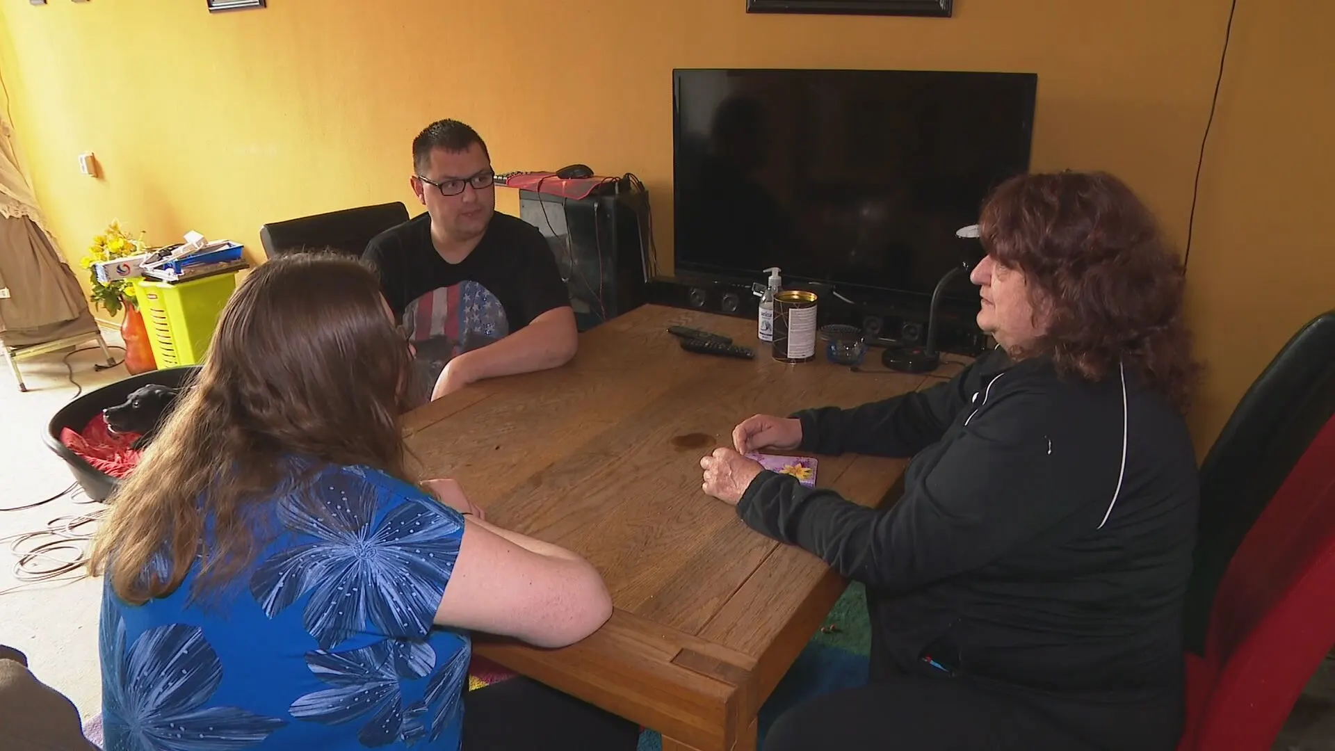 Vliegen, stank en lijkvocht: Sylvia en haar gezin wonen wekenlang onder overleden buurman