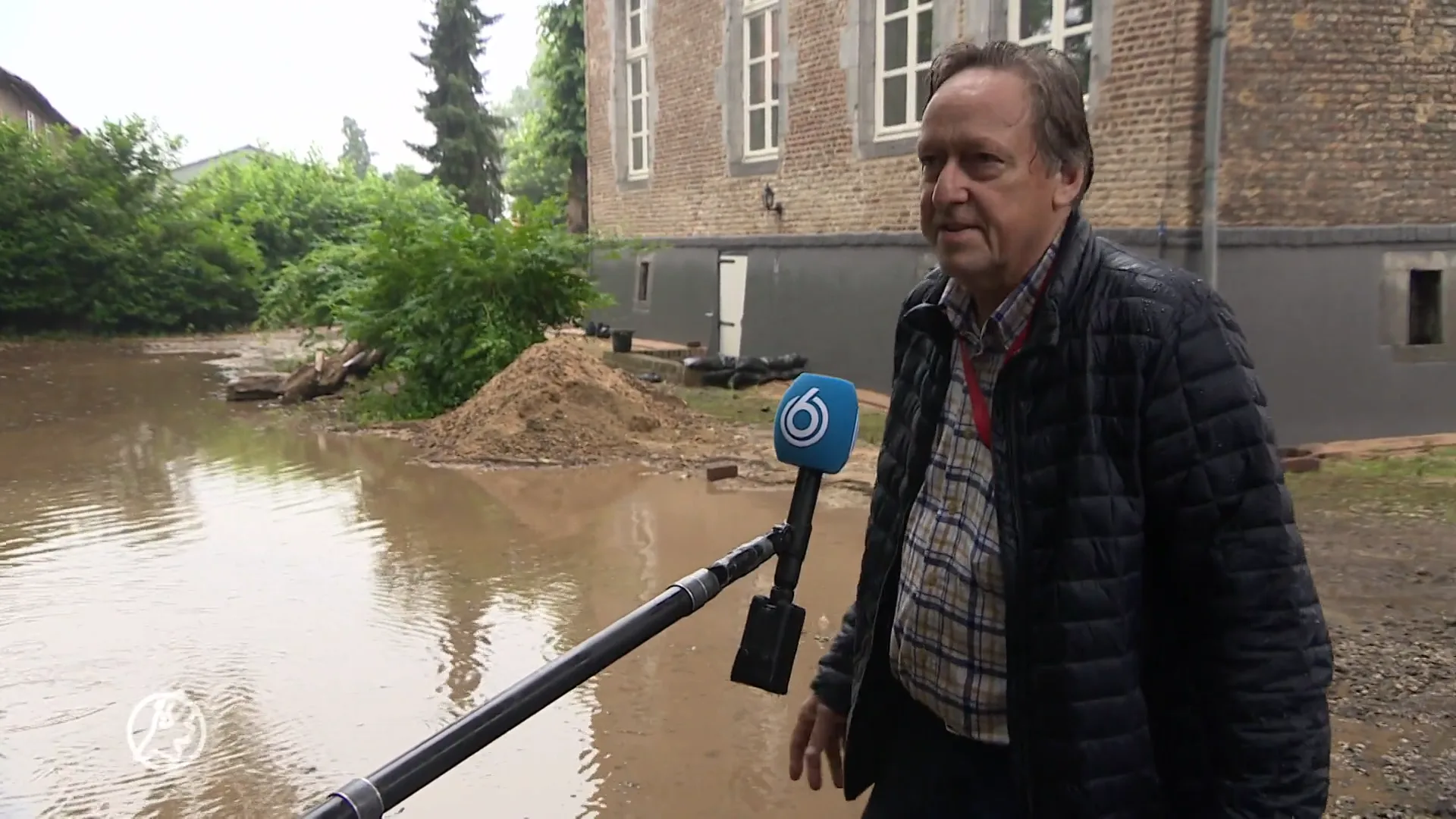 Kasteelheer John probeert zijn voeten droog te houden bij overstroming in Vlodrop