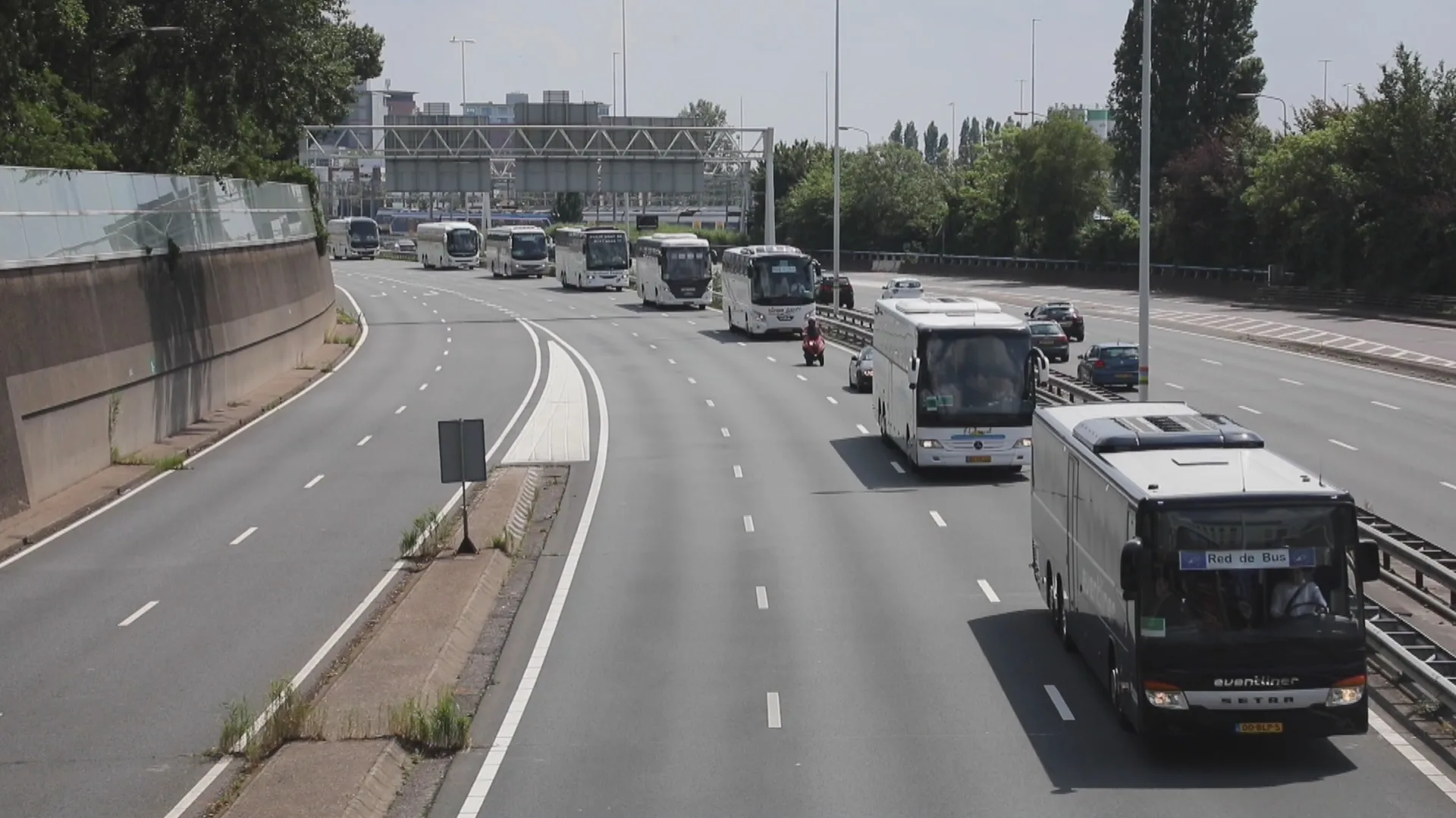 Touringcarchauffeurs willen versoepeling regels: 'Vliegtuigen zijn een bus met vleugels'