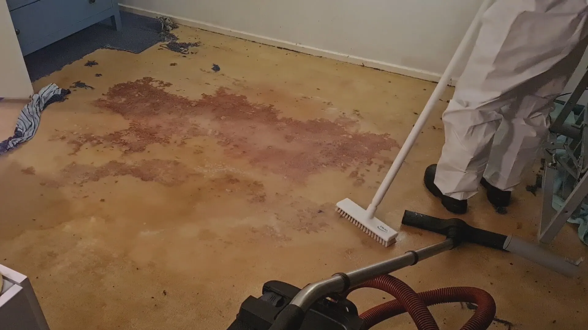 Nabestaanden moeten soms zelf bebloede woning schoonmaken, minister wil verandering