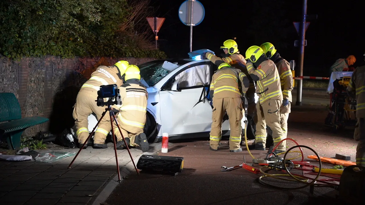 Automobilist bekneld in voertuig na harde klap tegen muur in Putten